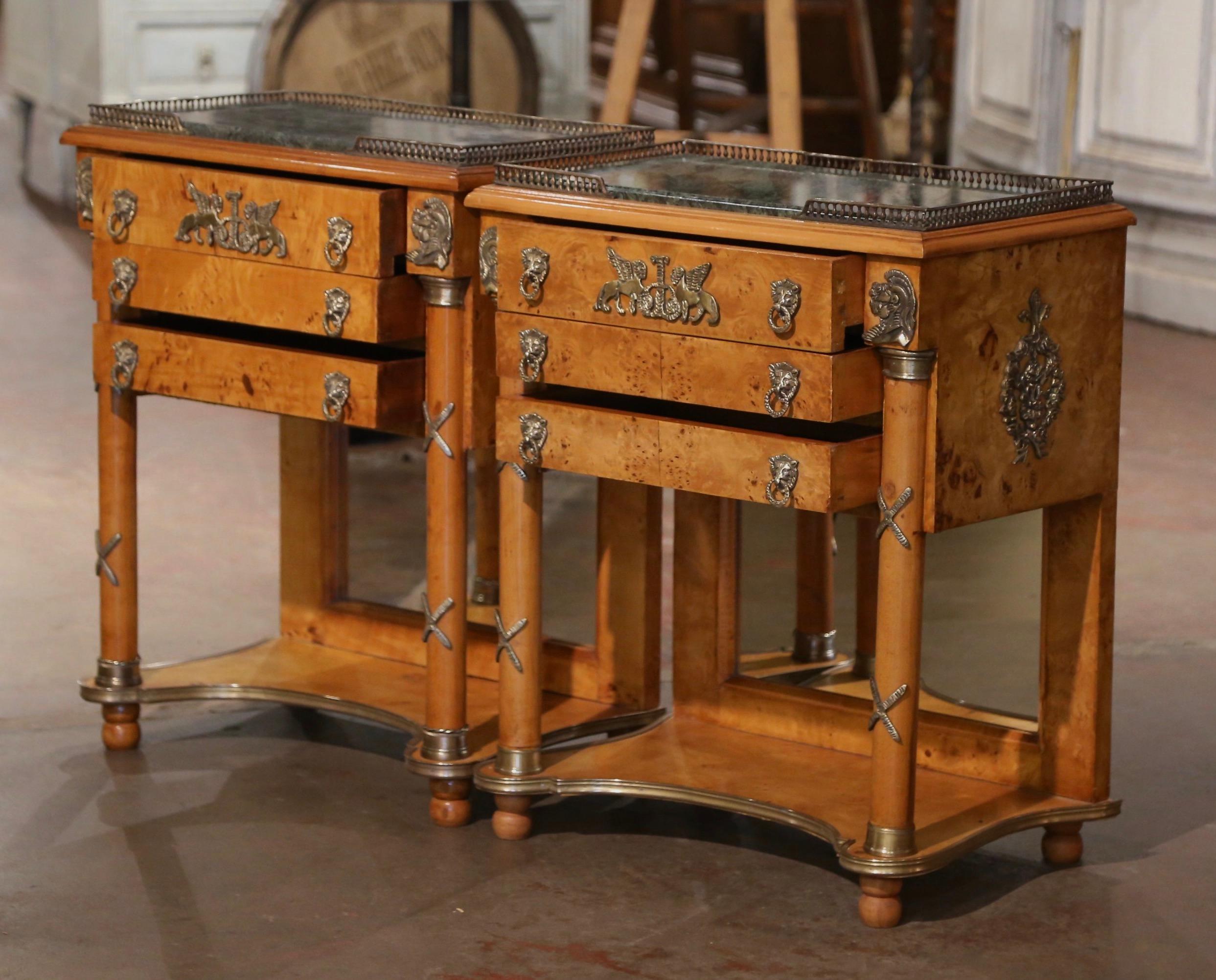 Paire de tables de nuit à trois tiroirs en marbre Charles X et orme du milieu du siècle dernier en vente 1
