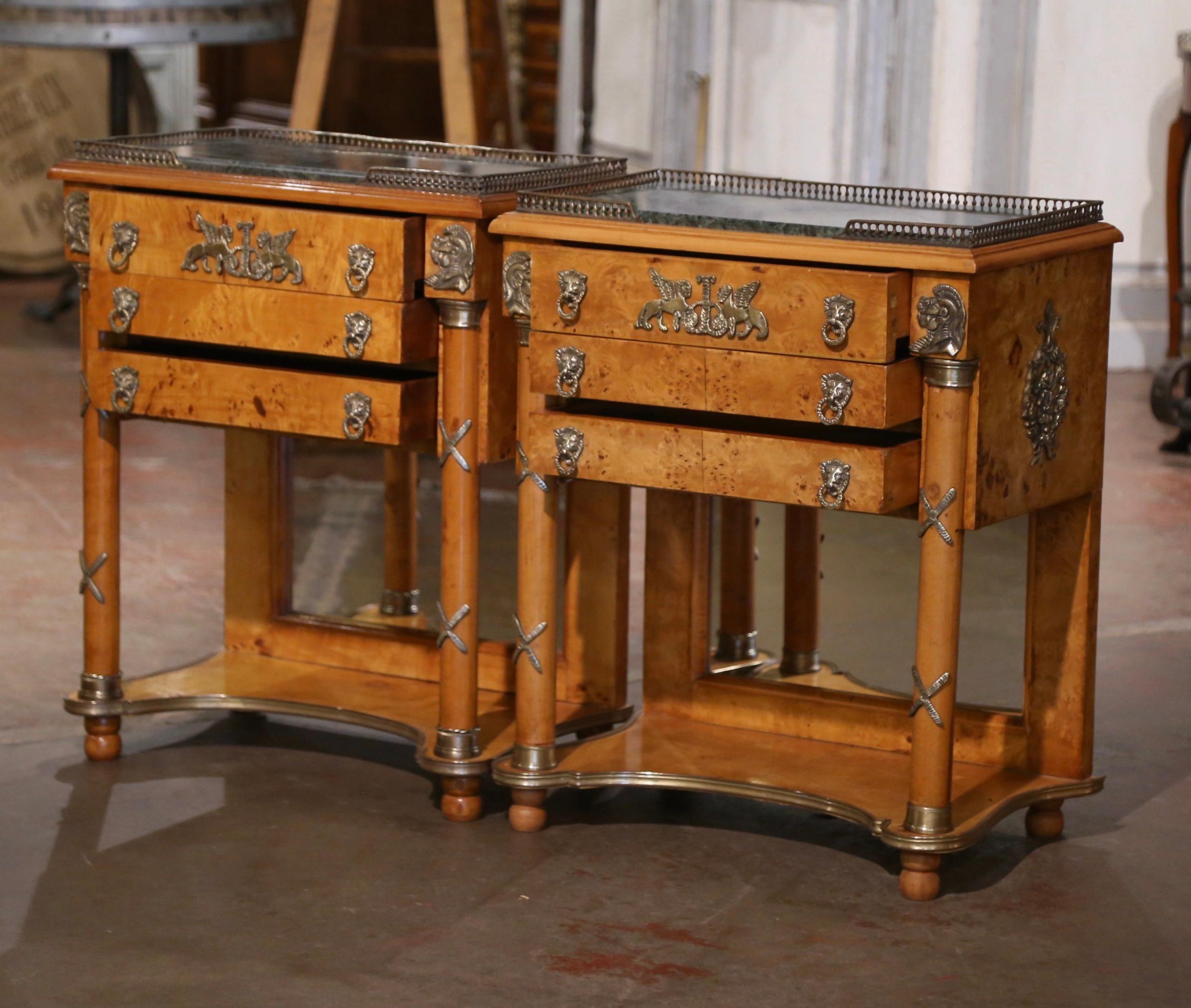 Paire de tables de nuit à trois tiroirs en marbre Charles X et orme du milieu du siècle dernier en vente 2