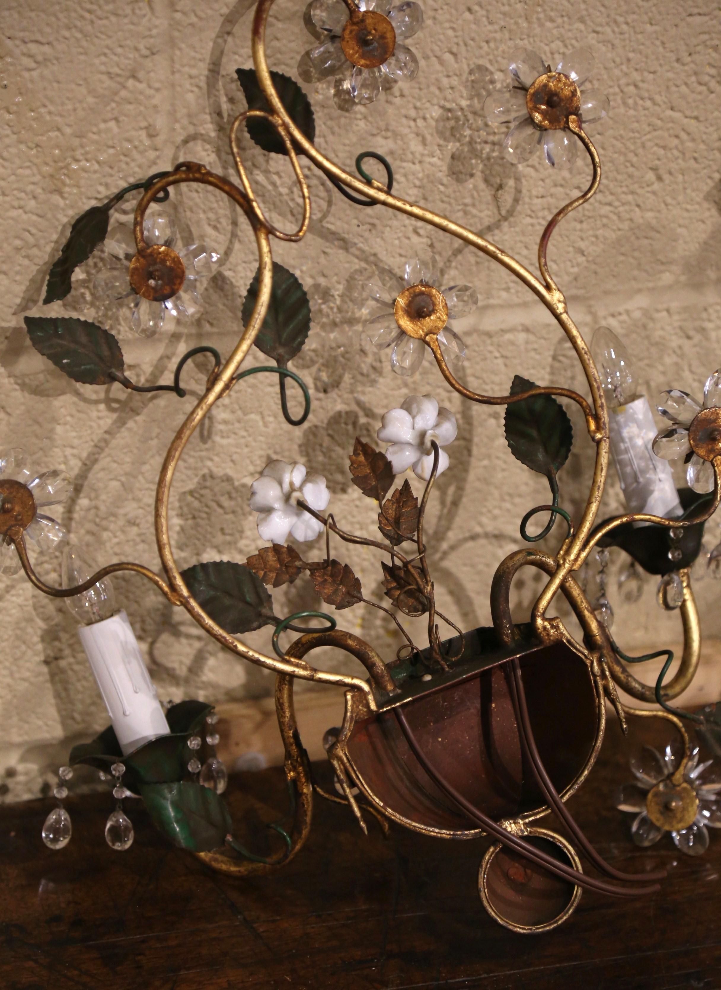 Paire d'appliques murales françaises à deux lumières en cristal et métal du milieu du siècle dernier en vente 6