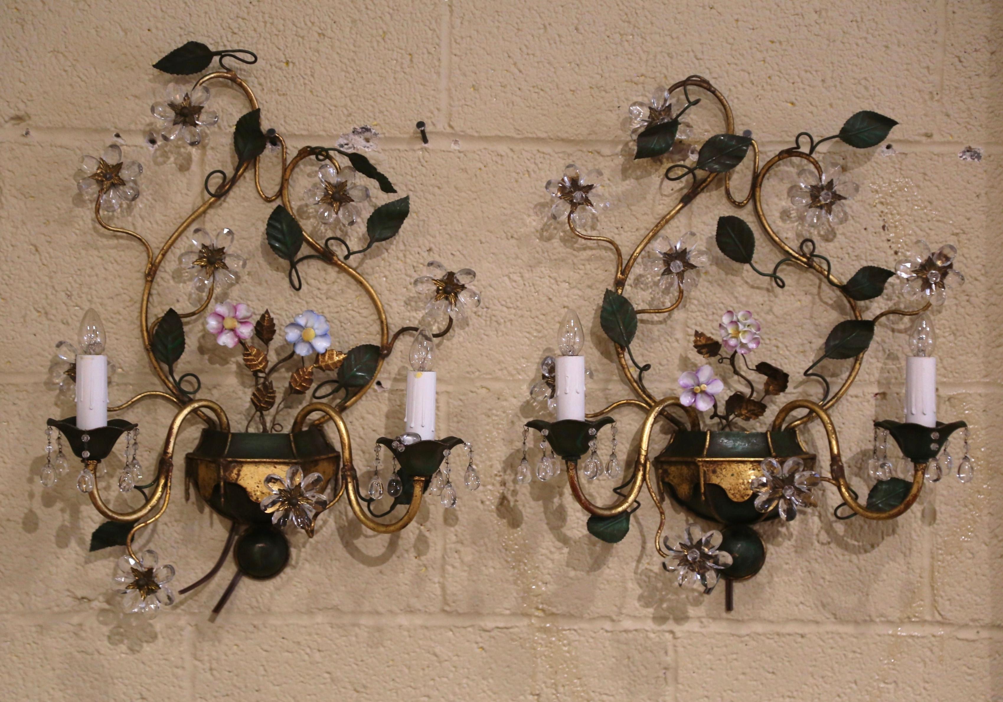 Paire d'appliques murales françaises à deux lumières en cristal et métal du milieu du siècle dernier Excellent état - En vente à Dallas, TX
