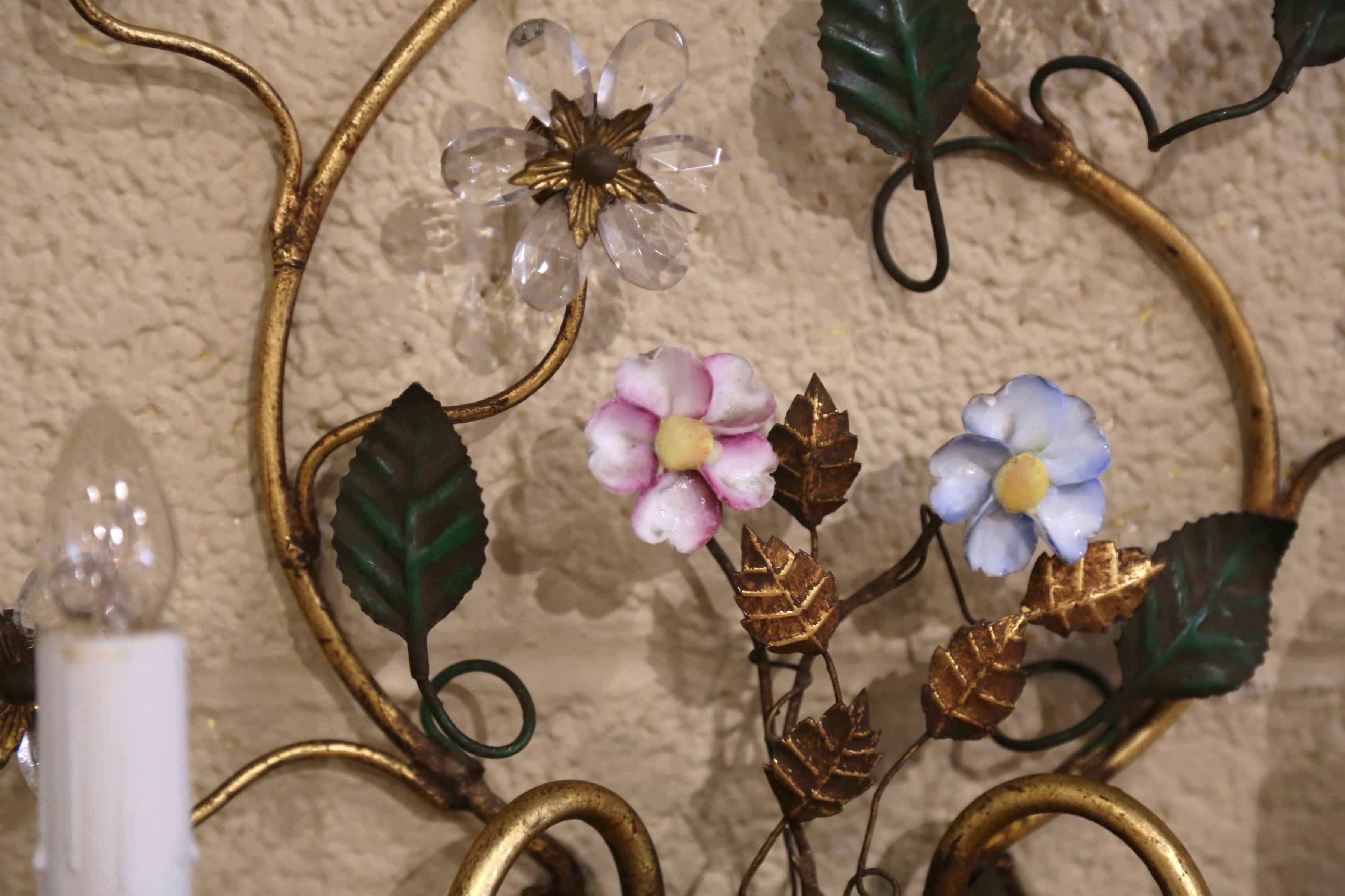 Métal Paire d'appliques murales françaises à deux lumières en cristal et métal du milieu du siècle dernier en vente