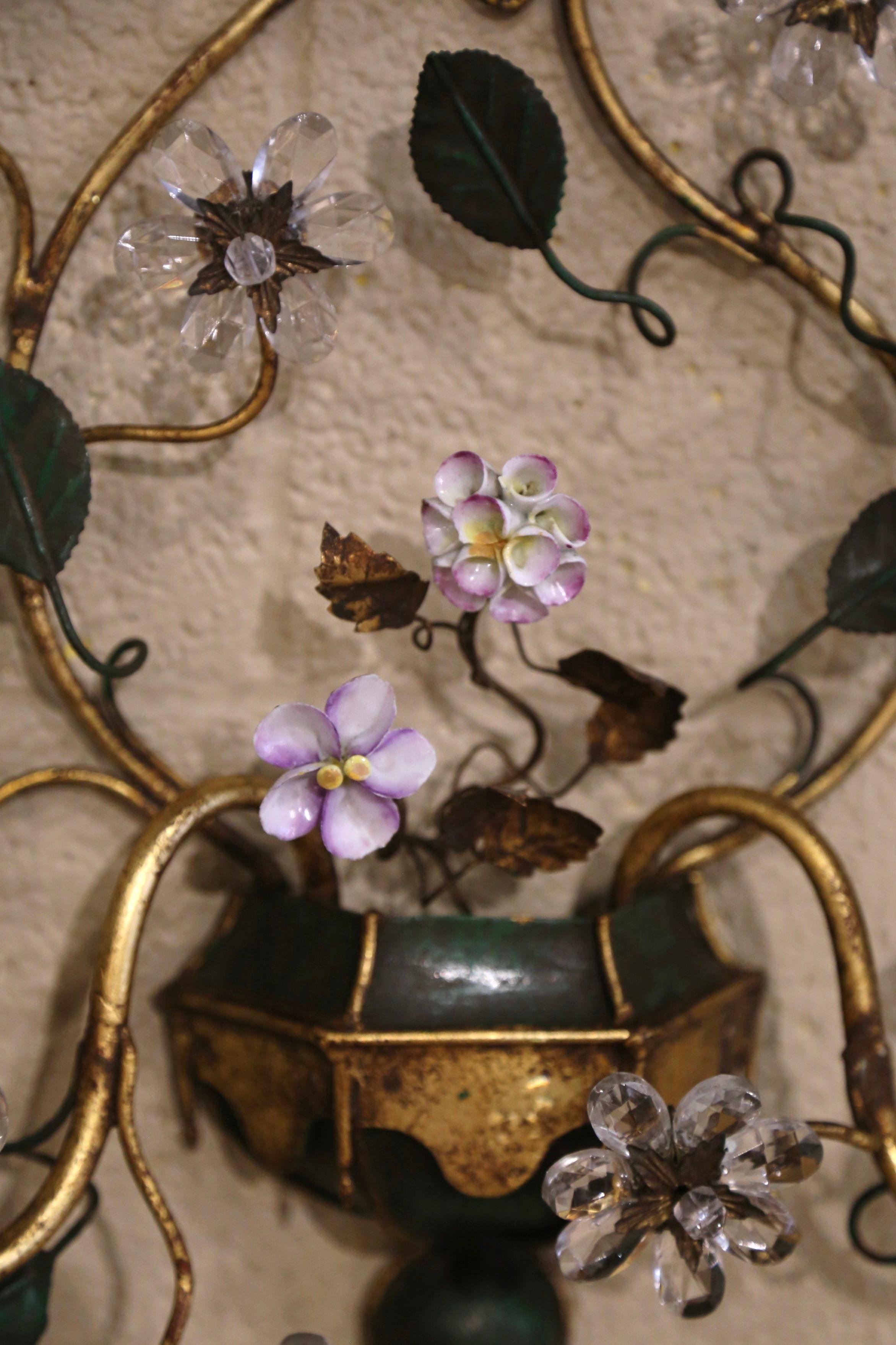 Paire d'appliques murales françaises à deux lumières en cristal et métal du milieu du siècle dernier en vente 1