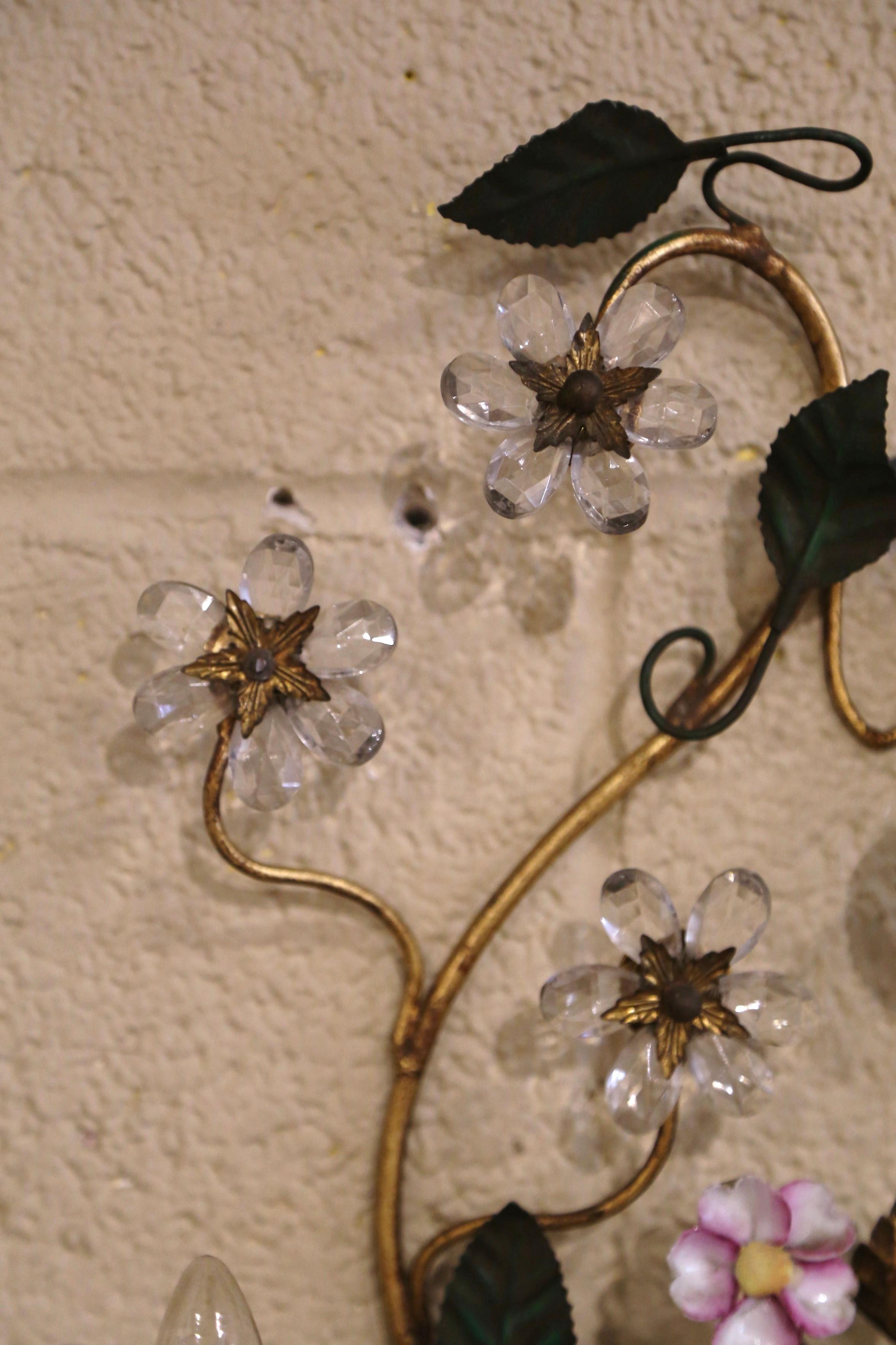 Paire d'appliques murales françaises à deux lumières en cristal et métal du milieu du siècle dernier en vente 2