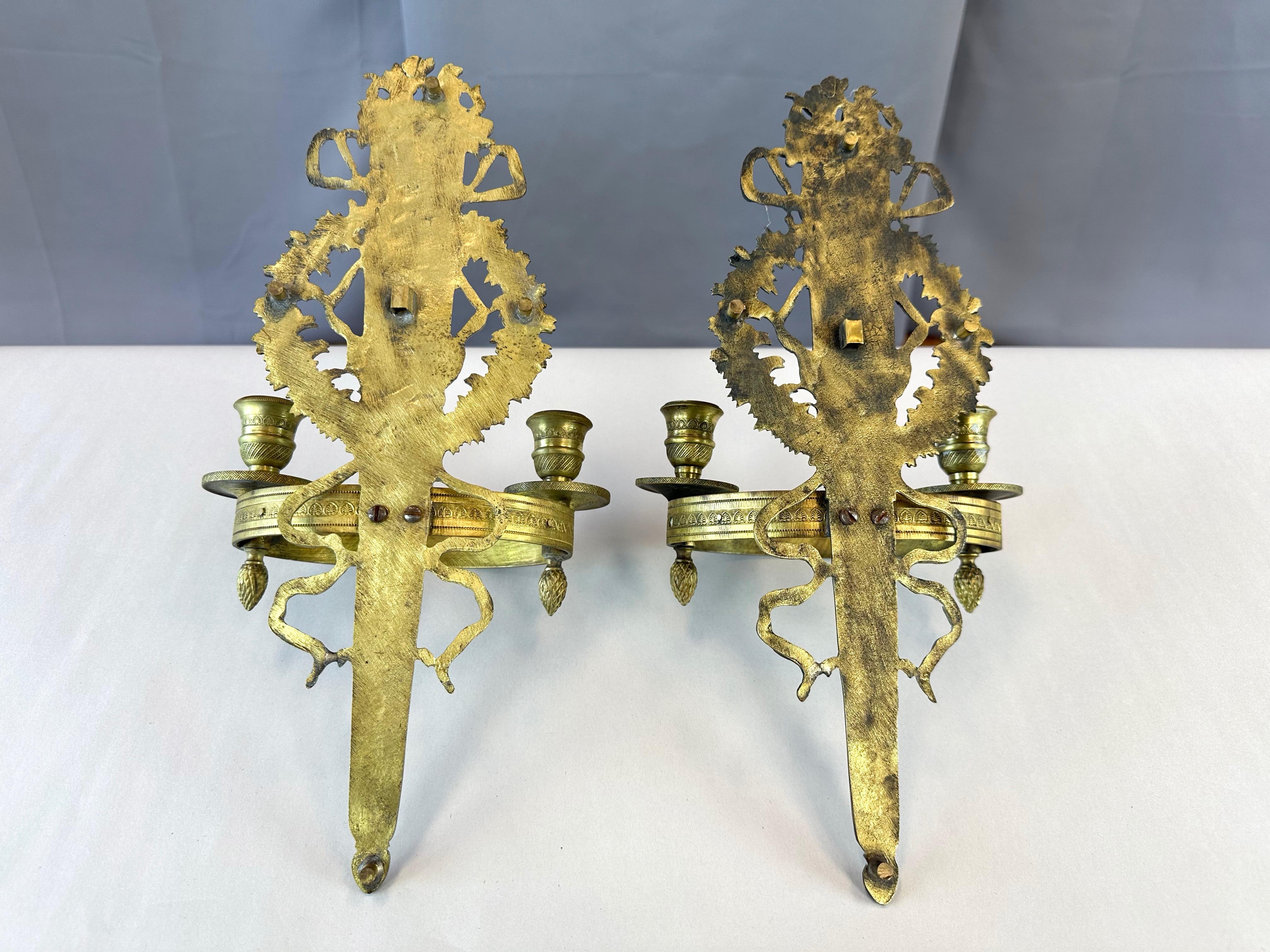 Paar französische Empire-Kerzenleuchter aus der Jahrhundertmitte, 1950er Jahre im Angebot 11