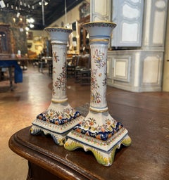 Paar französische Fayence-Kerzenleuchter aus Rouen in der Normandie (Mitte des Jahrhunderts)