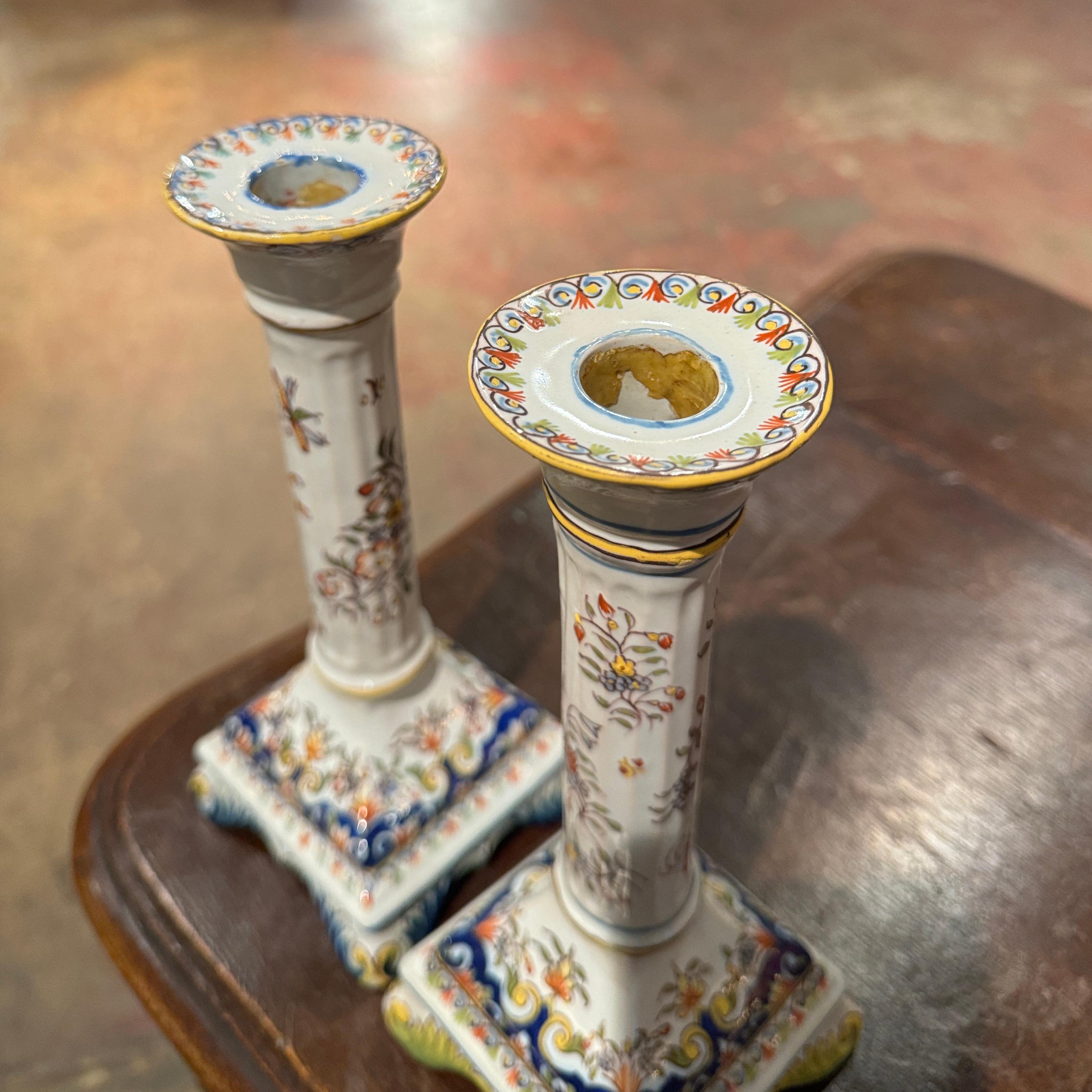 Francese Coppia di candelieri in maiolica francese di Rouen, Normandia, metà del secolo scorso in vendita