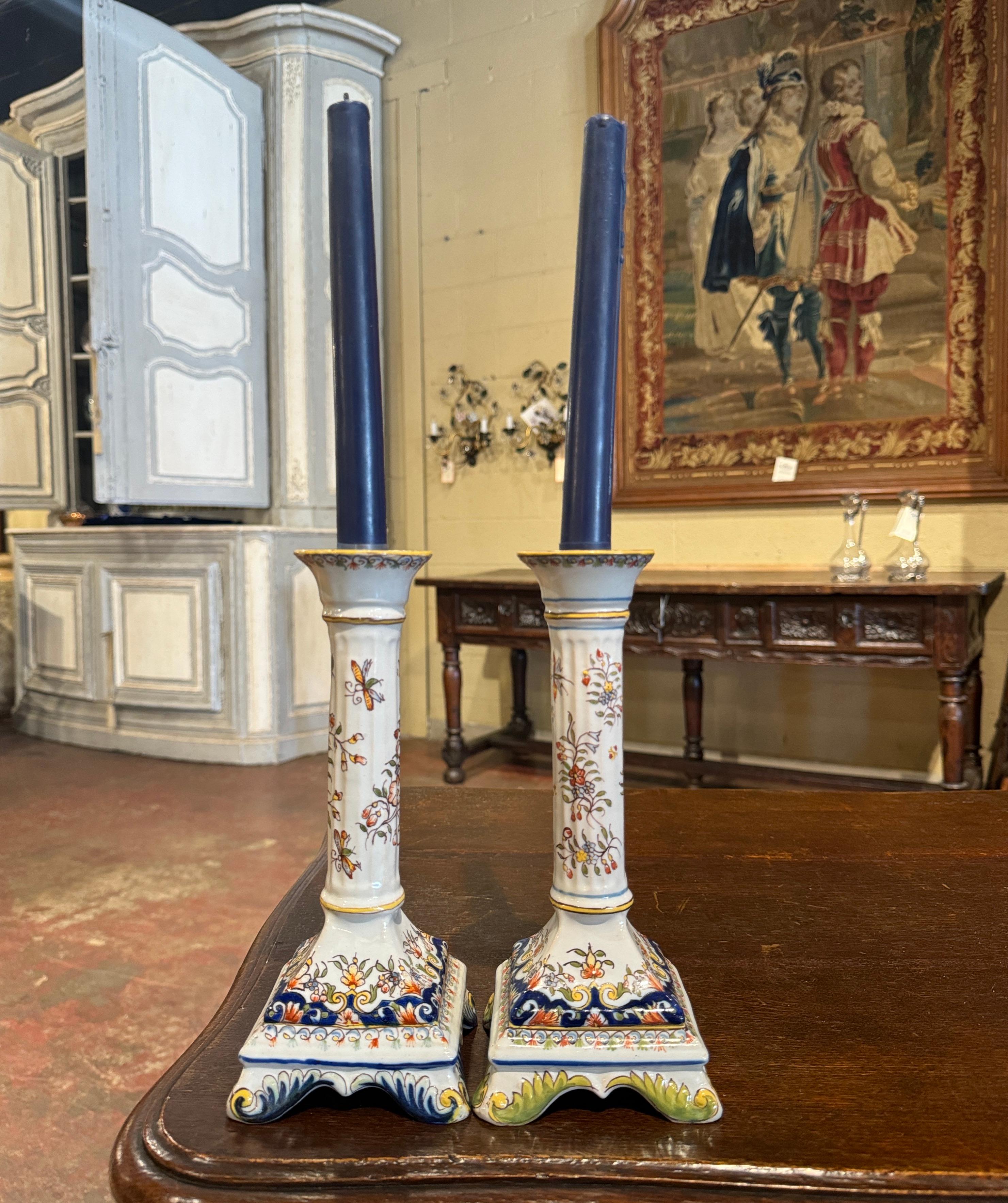 Dipinto a mano Coppia di candelieri in maiolica francese di Rouen, Normandia, metà del secolo scorso in vendita