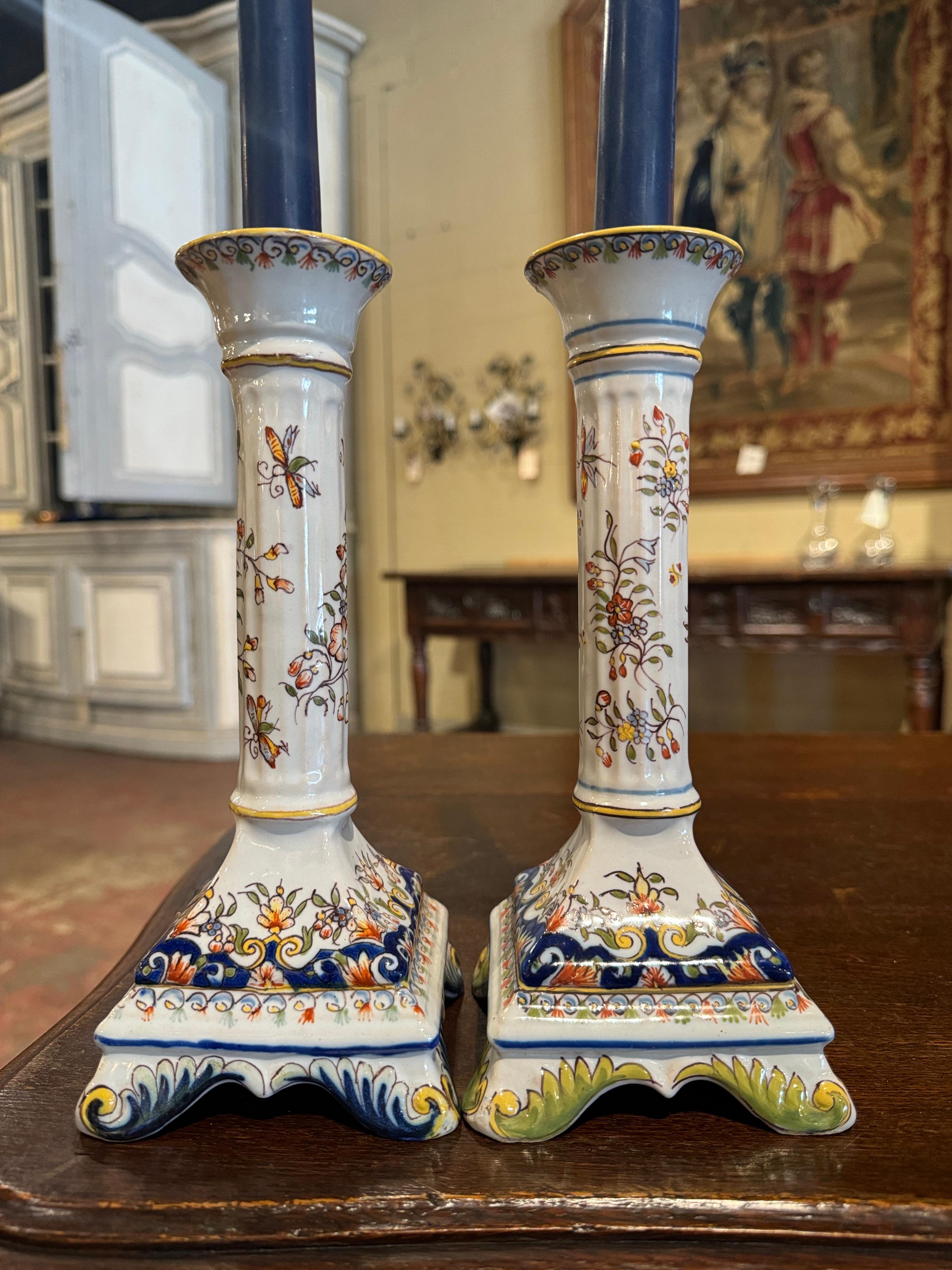 Coppia di candelieri in maiolica francese di Rouen, Normandia, metà del secolo scorso In condizioni ottime in vendita a Dallas, TX