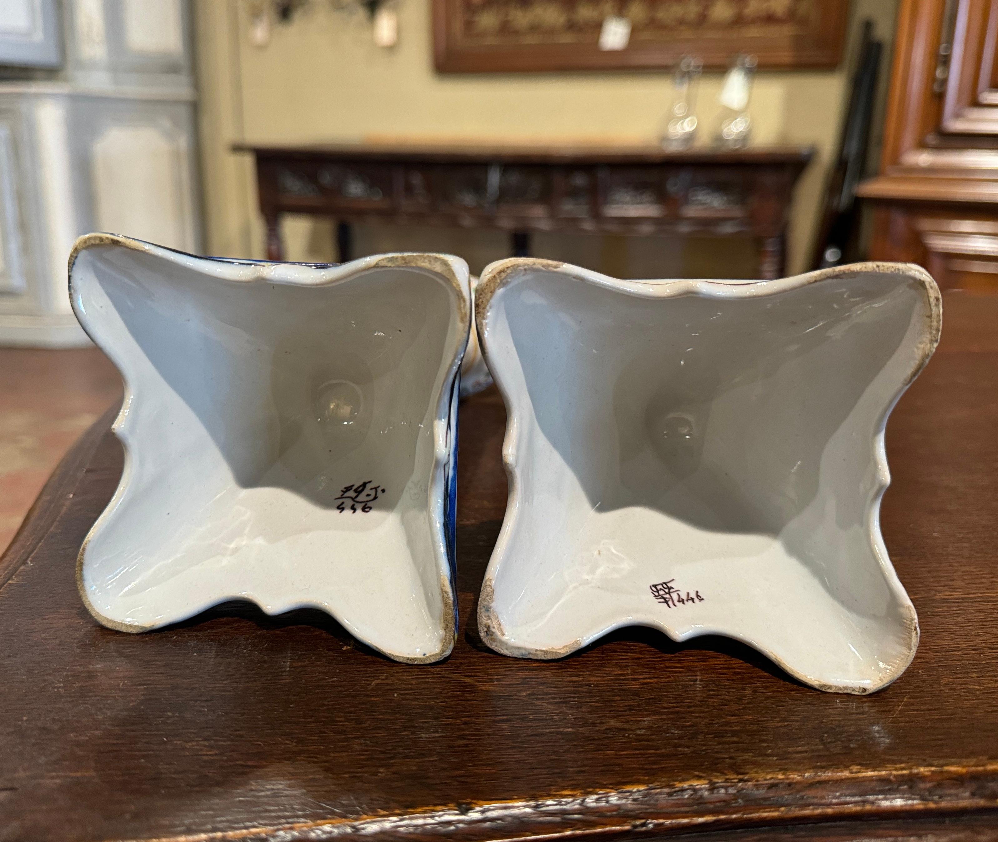 XX secolo Coppia di candelieri in maiolica francese di Rouen, Normandia, metà del secolo scorso in vendita