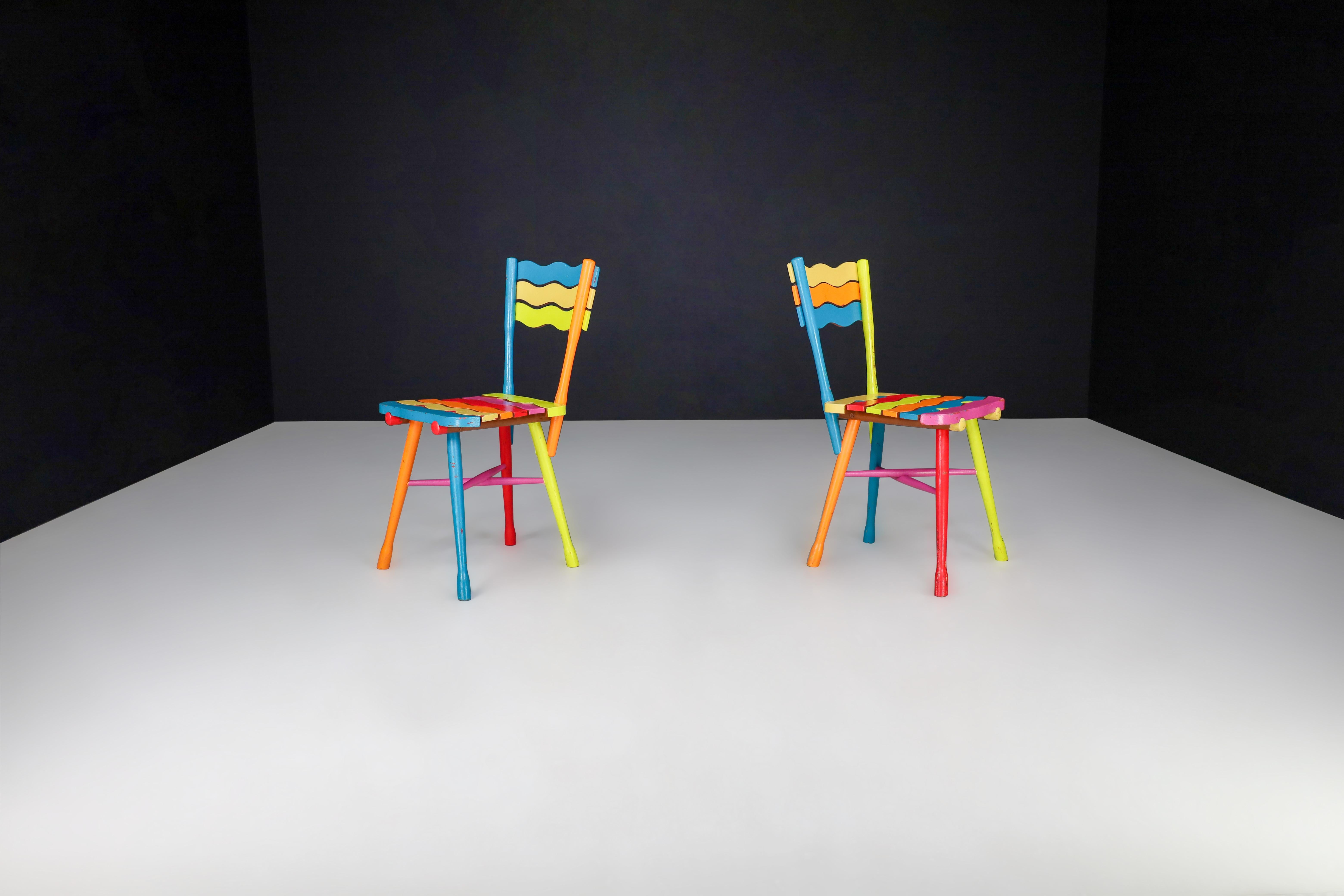Paire de chaises en hêtre peint d'art populaire français du milieu du siècle, France, années 1960

Délicieusement fantaisiste et indubitablement unique, cette paire de chaises d'art populaire français du milieu du siècle dernier, datant des années
