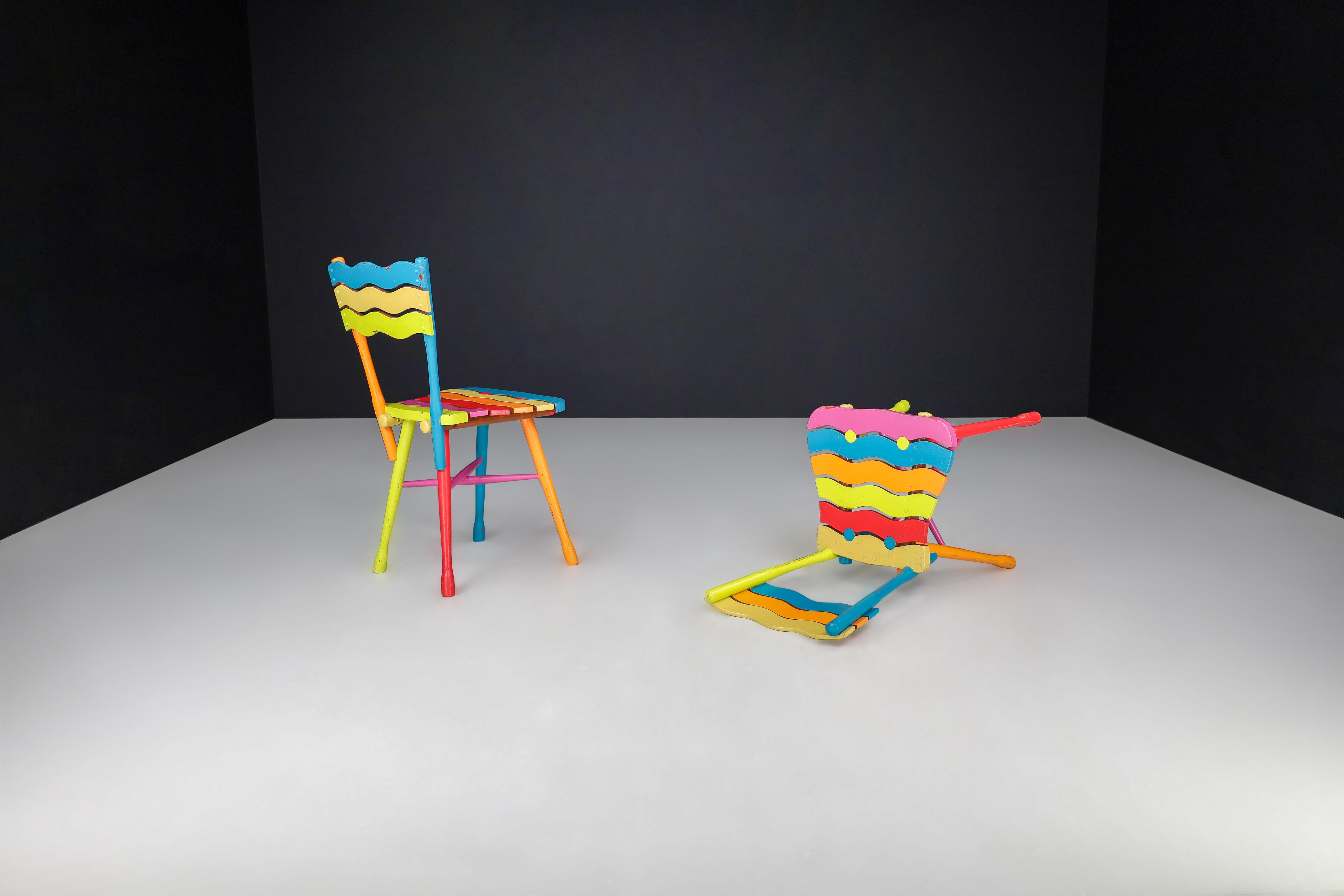 Artisanat Paire de chaises en hêtre peint d'art populaire français du milieu du siècle, France, années 1960 en vente