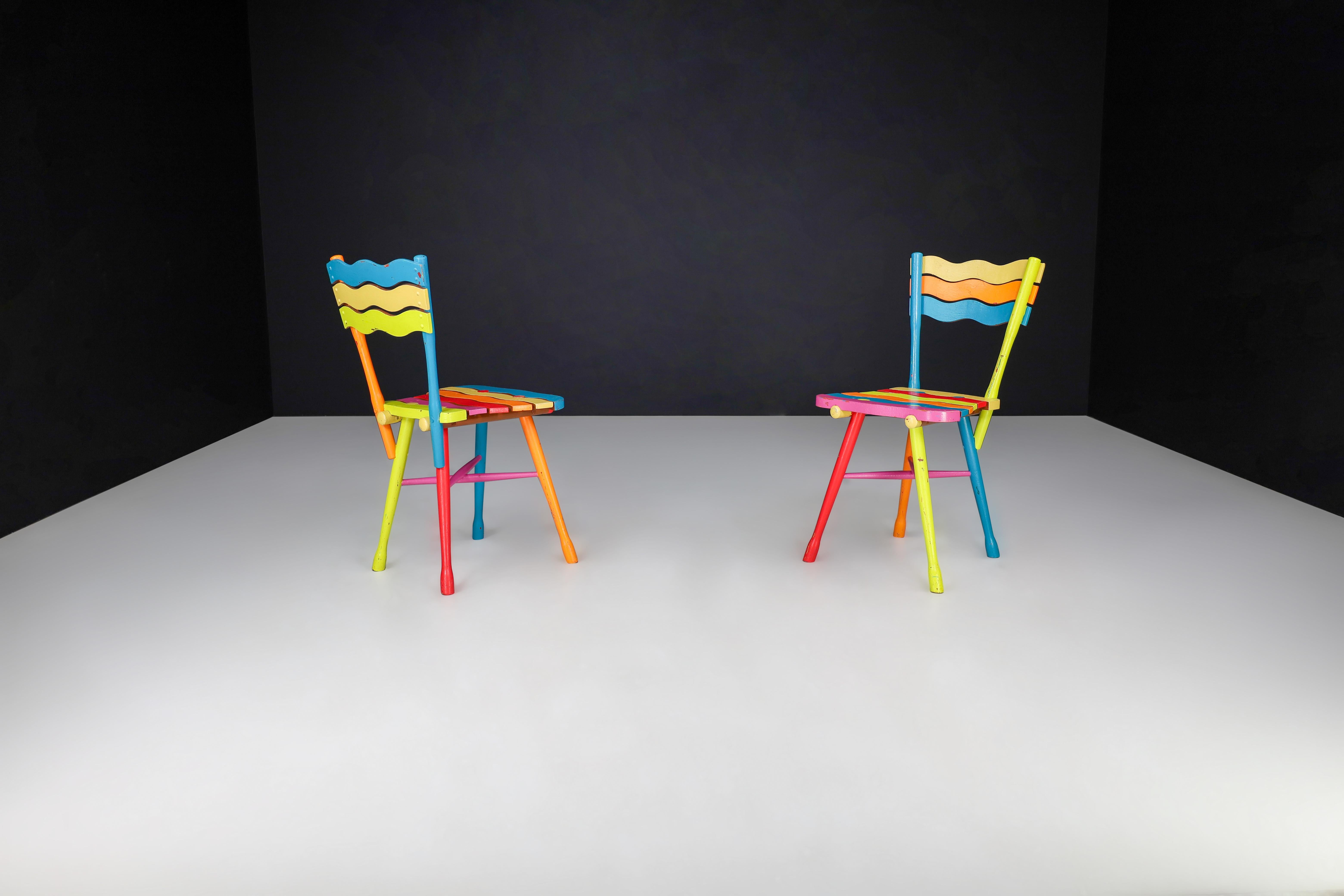 Français Paire de chaises en hêtre peint d'art populaire français du milieu du siècle, France, années 1960 en vente