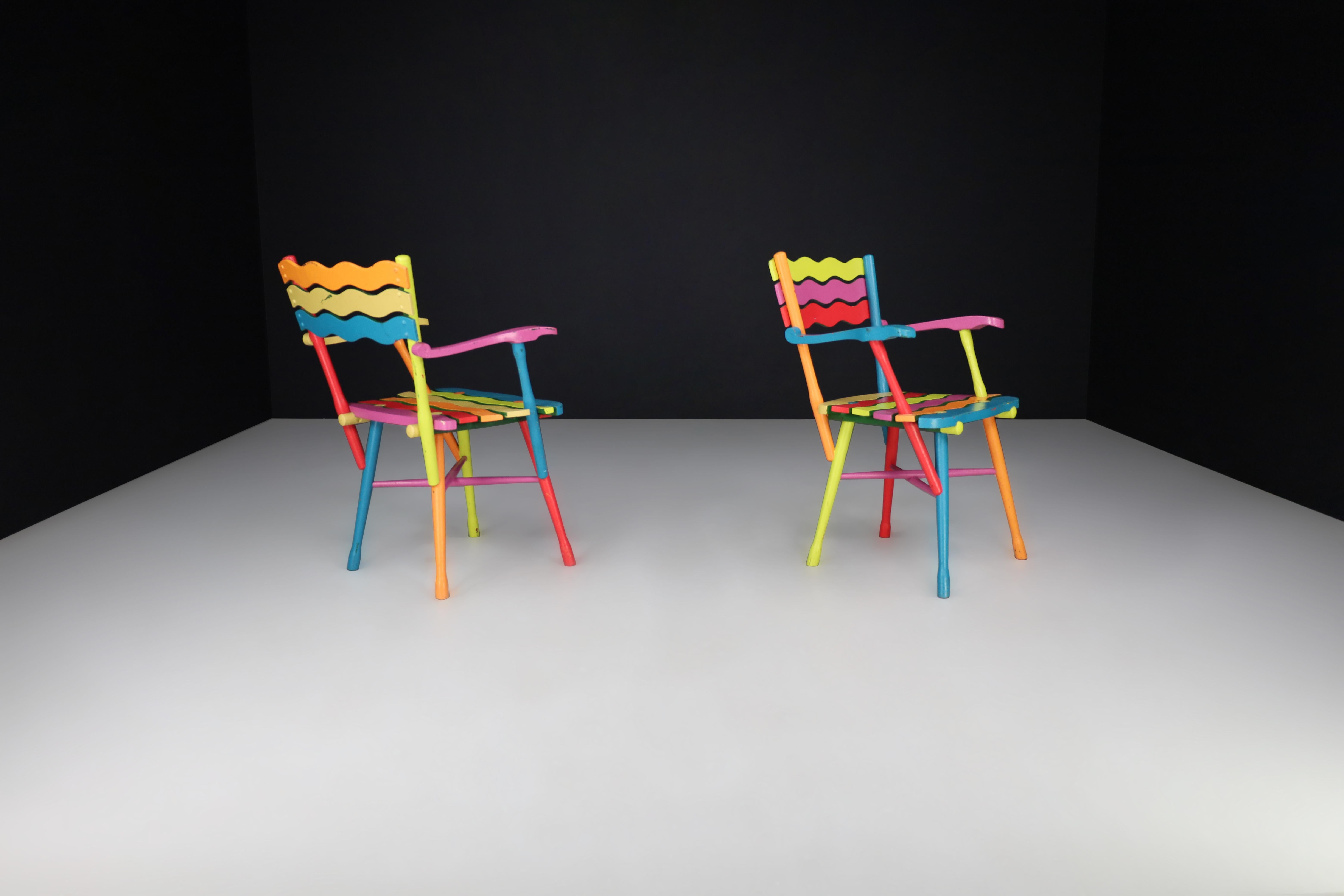 Français Paire de chaises en hêtre peint d'art populaire français du milieu du siècle, France, années 1960 en vente