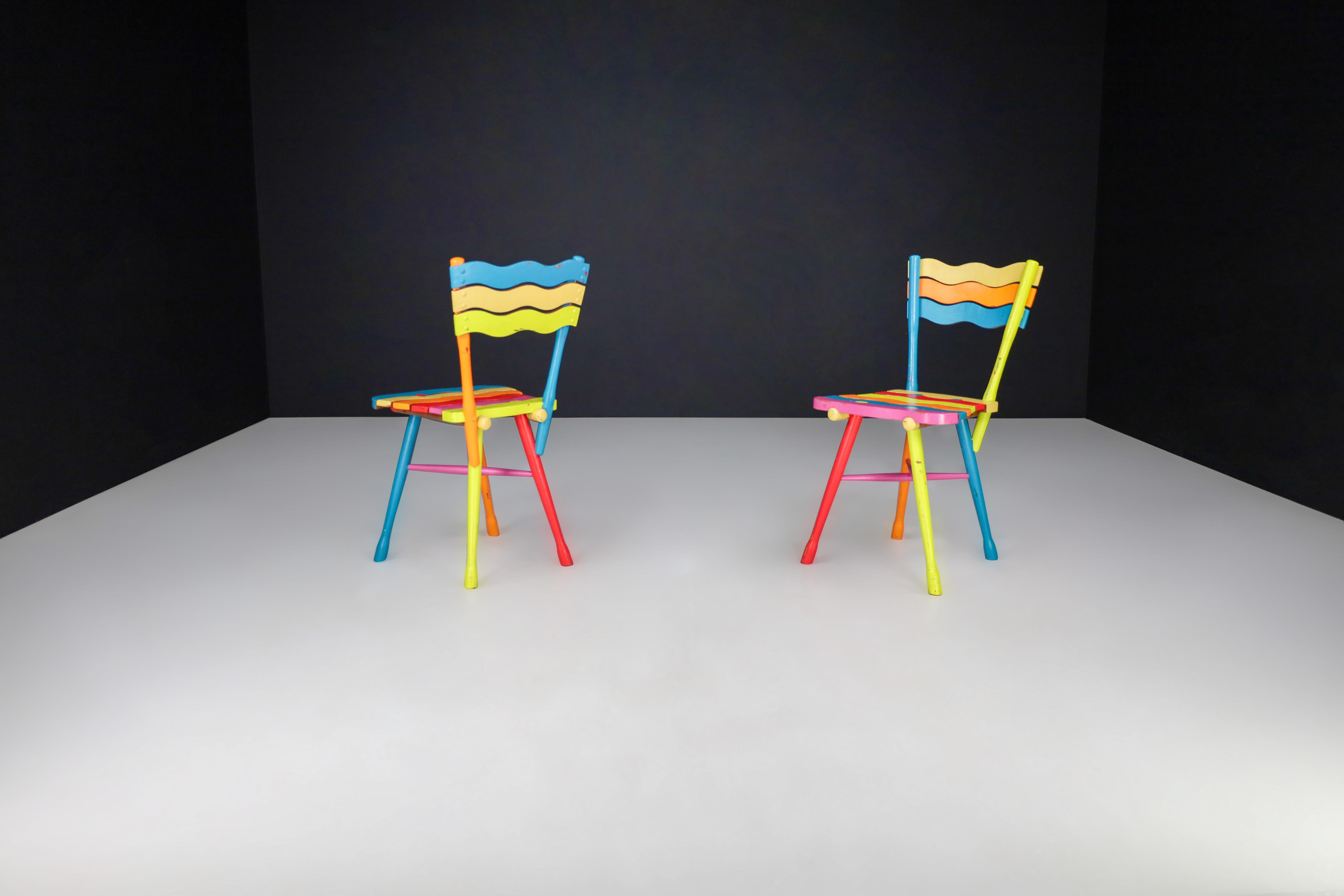 Paire de chaises en hêtre peint d'art populaire français du milieu du siècle, France, années 1960 Bon état - En vente à Almelo, NL