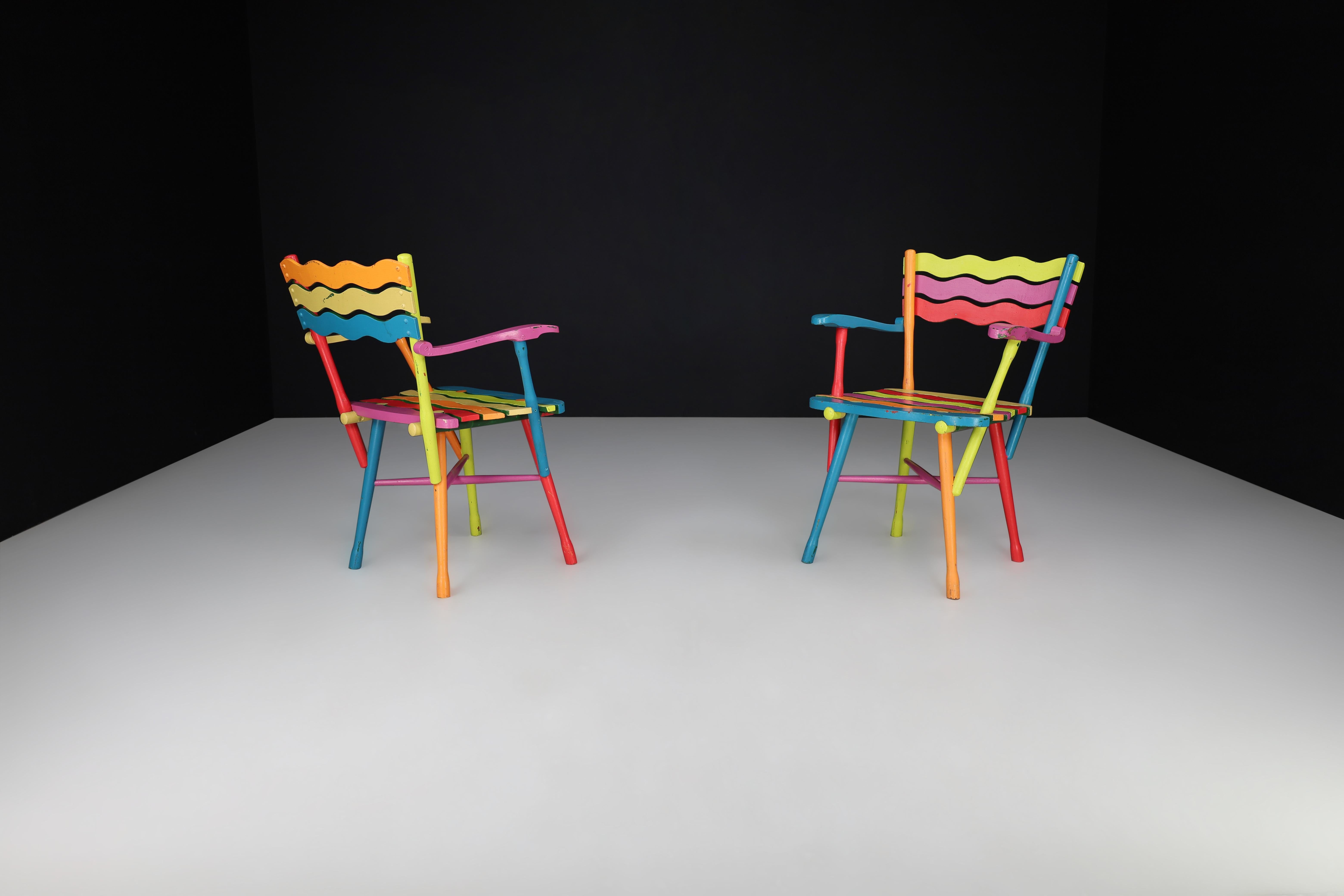 Paire de chaises en hêtre peint d'art populaire français du milieu du siècle, France, années 1960 Bon état - En vente à Almelo, NL