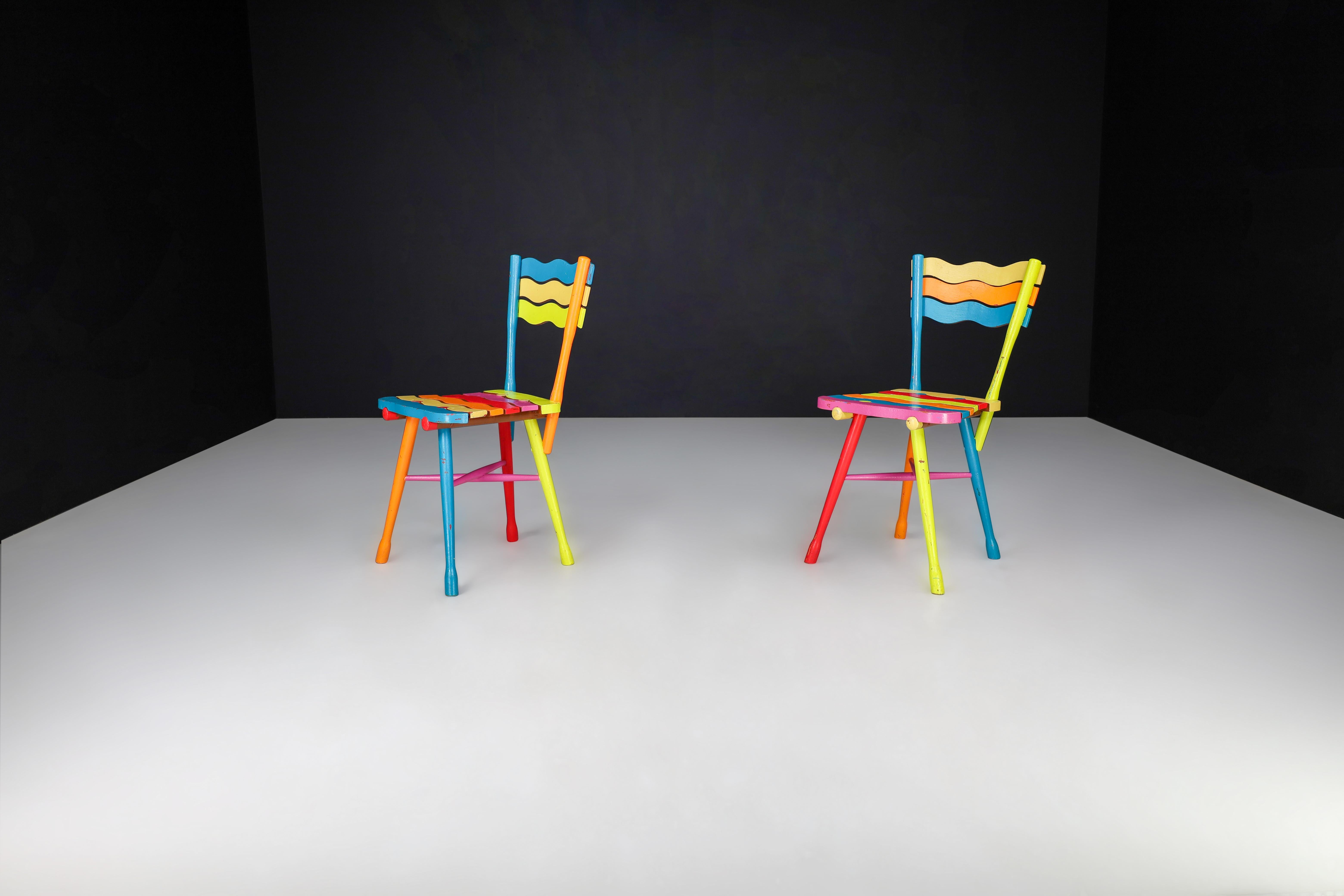20ième siècle Paire de chaises en hêtre peint d'art populaire français du milieu du siècle, France, années 1960 en vente