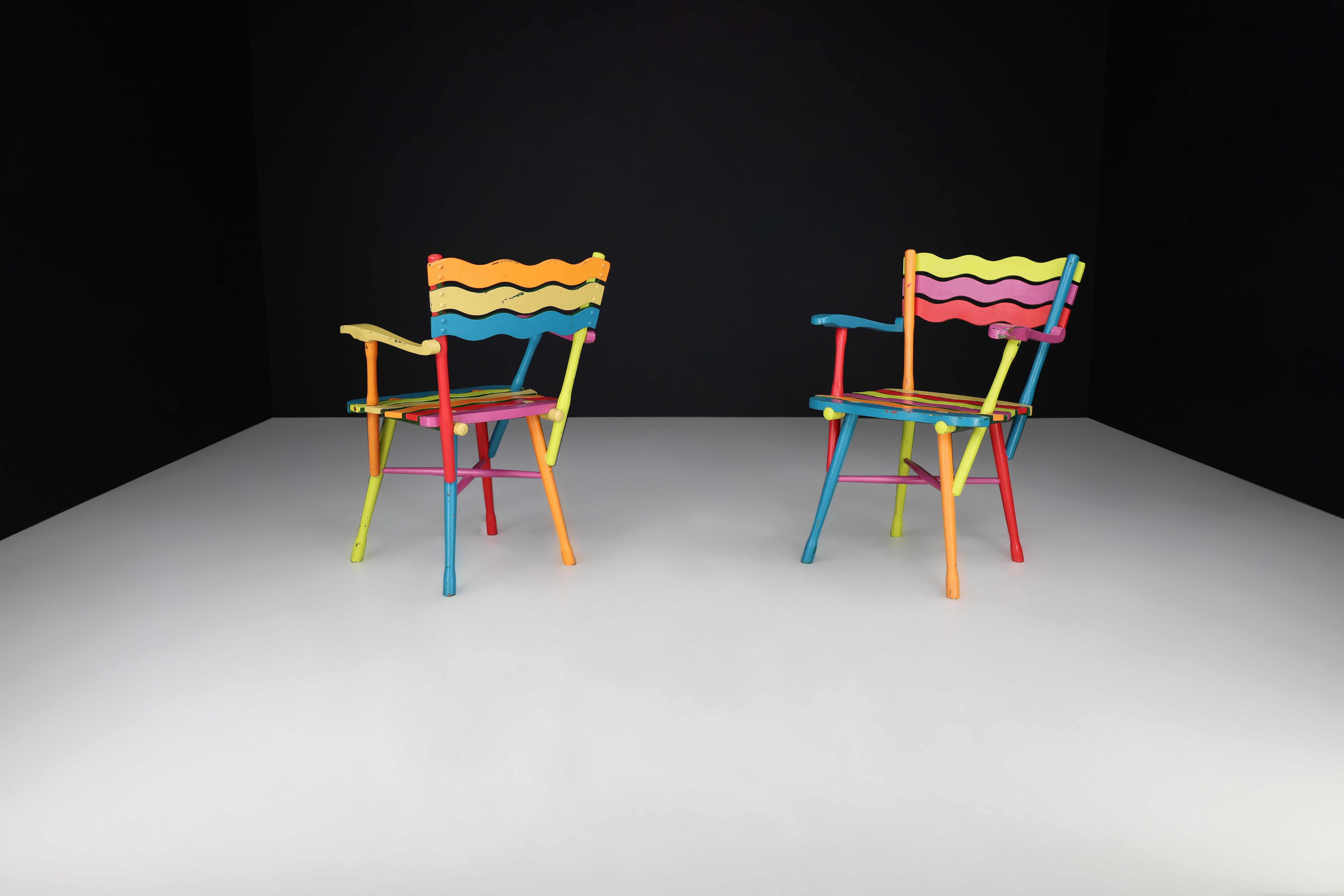 20ième siècle Paire de chaises en hêtre peint d'art populaire français du milieu du siècle, France, années 1960 en vente