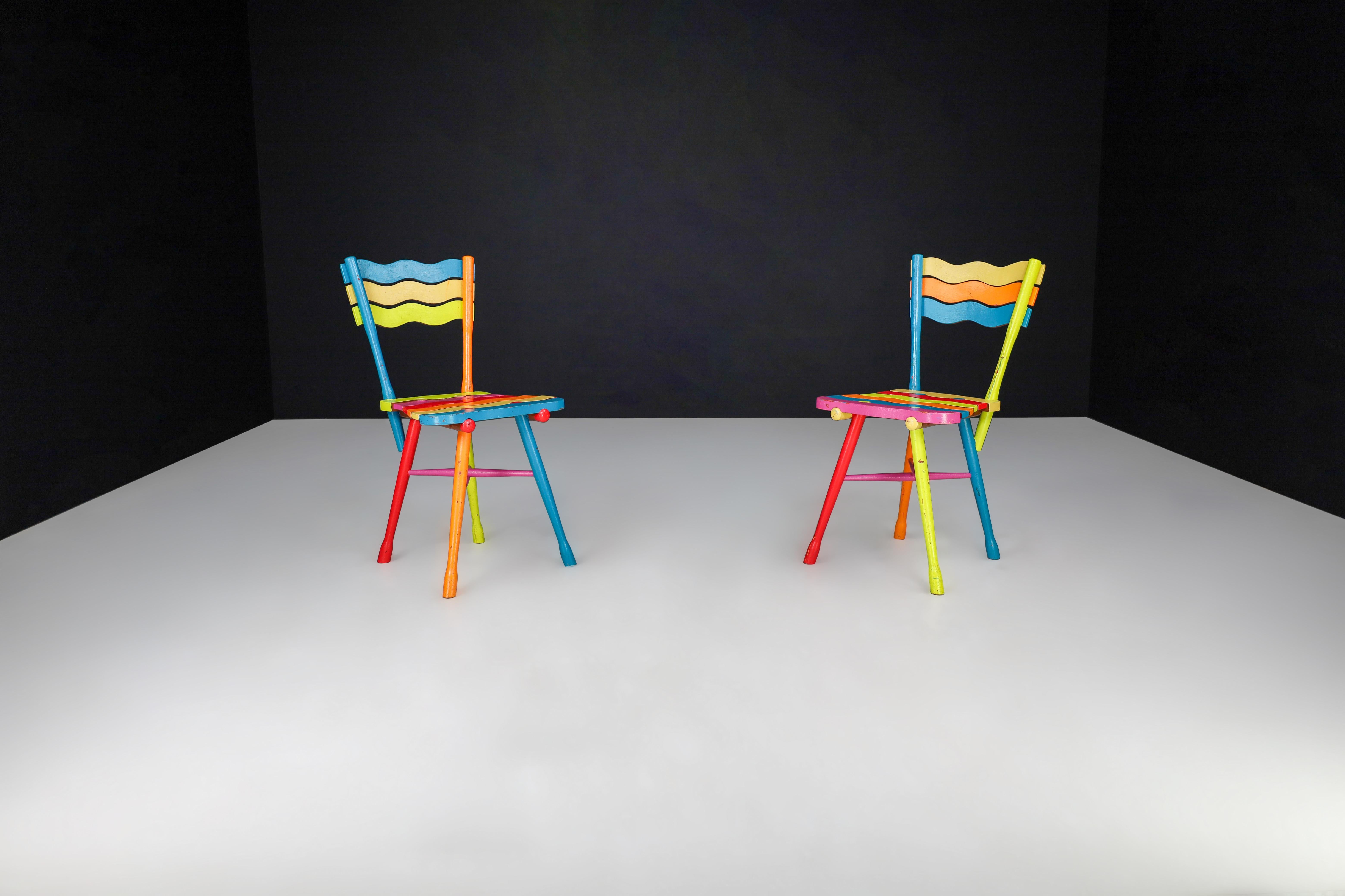 Hêtre Paire de chaises en hêtre peint d'art populaire français du milieu du siècle, France, années 1960 en vente