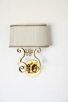Paire d'appliques murales françaises à deux lumières en bronze doré du milieu du siècle, signées Maison Leleu