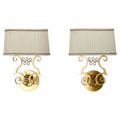 Paire d'appliques murales françaises à deux lumières en bronze doré du milieu du siècle, signées Maison Leleu
