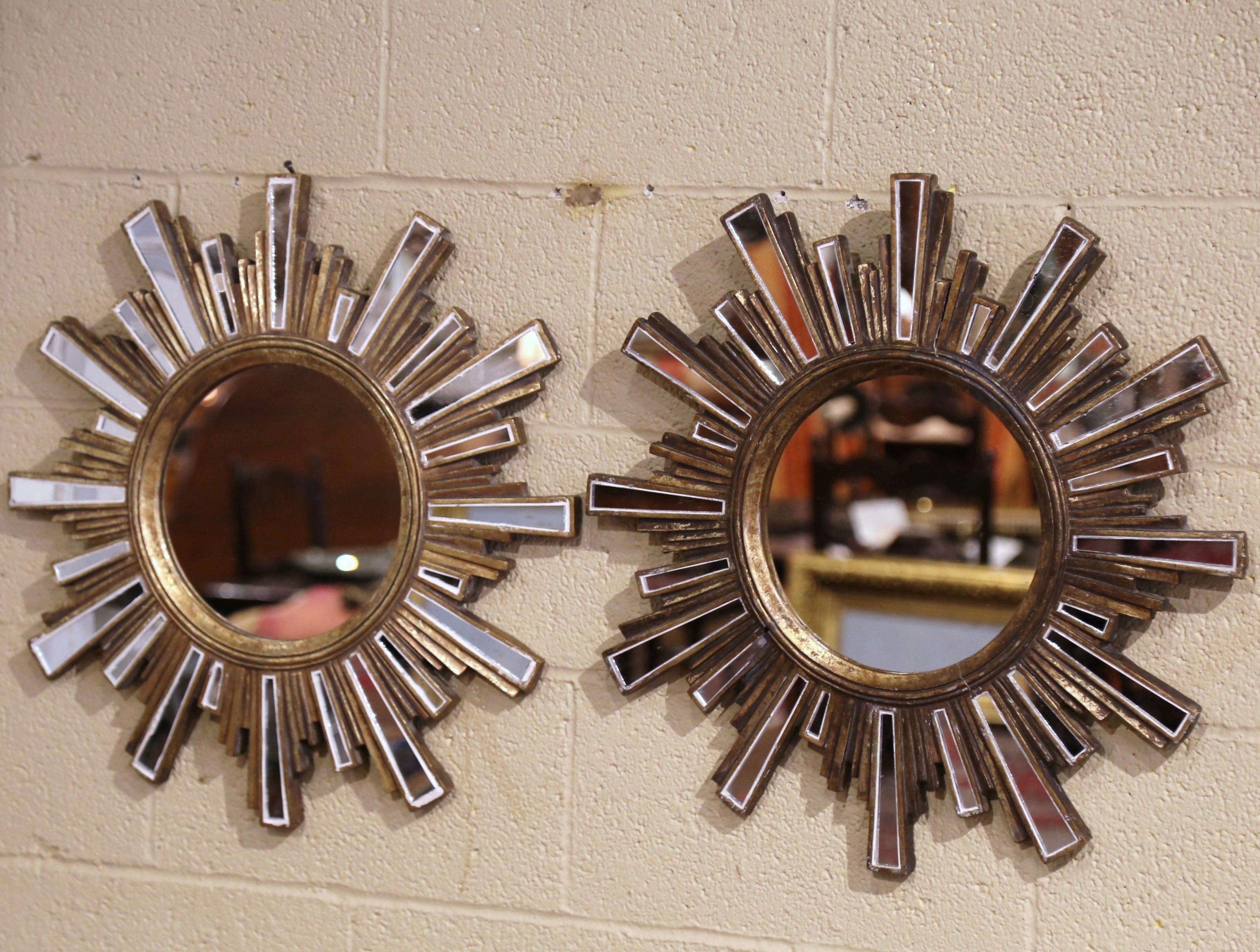 Dekorieren Sie einen Flur mit diesem eleganten Paar Sonnenspiegel. Um 1960 in Frankreich hergestellt, besteht jede Wanddekoration aus einem zentralen runden Spiegel, der von über 20 kleineren, handgeschnittenen Spiegeln mit unterschiedlichen