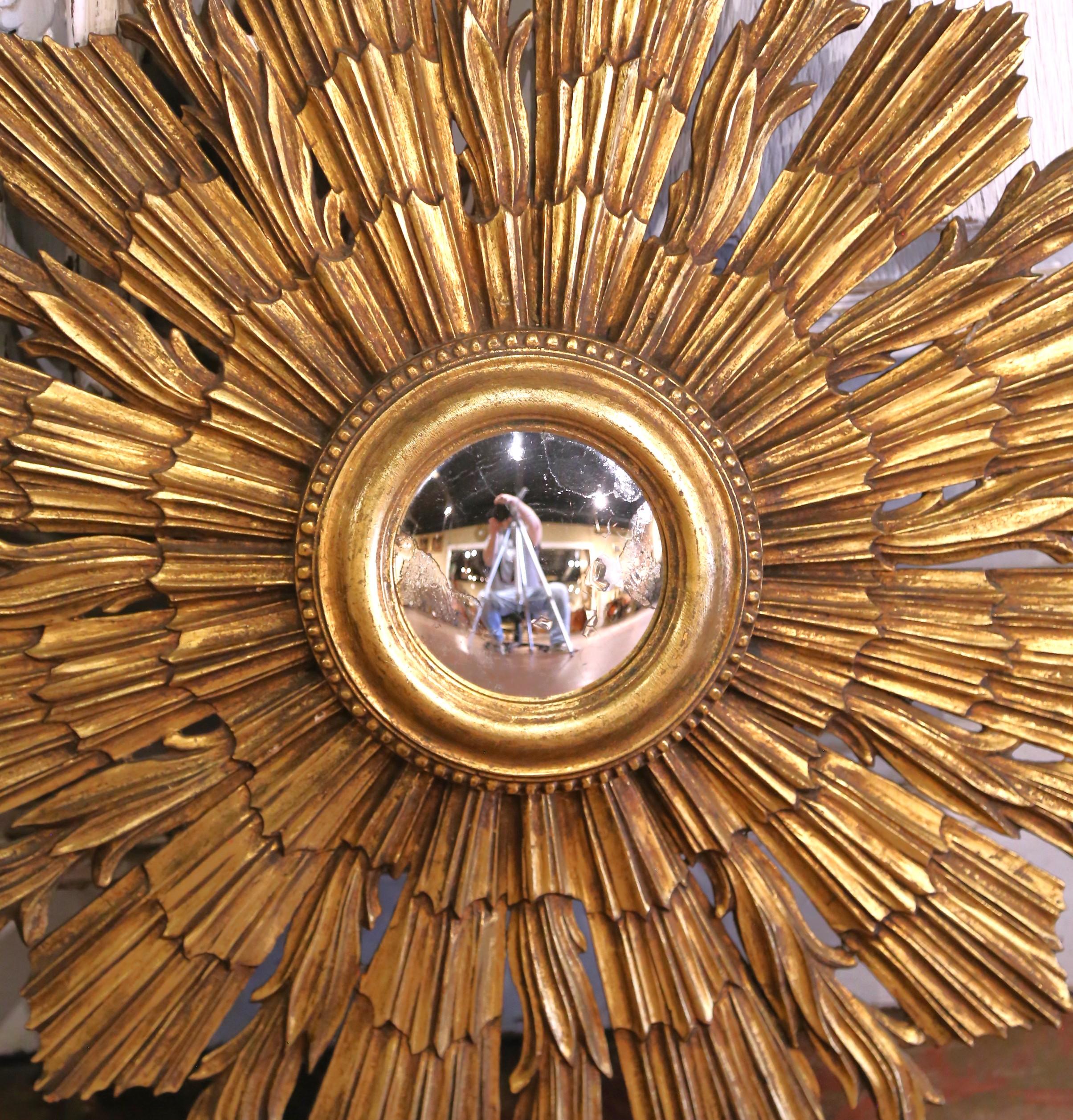 Français Paire de miroirs en bois doré avec verre convexe pour le milieu du siècle dernier en vente