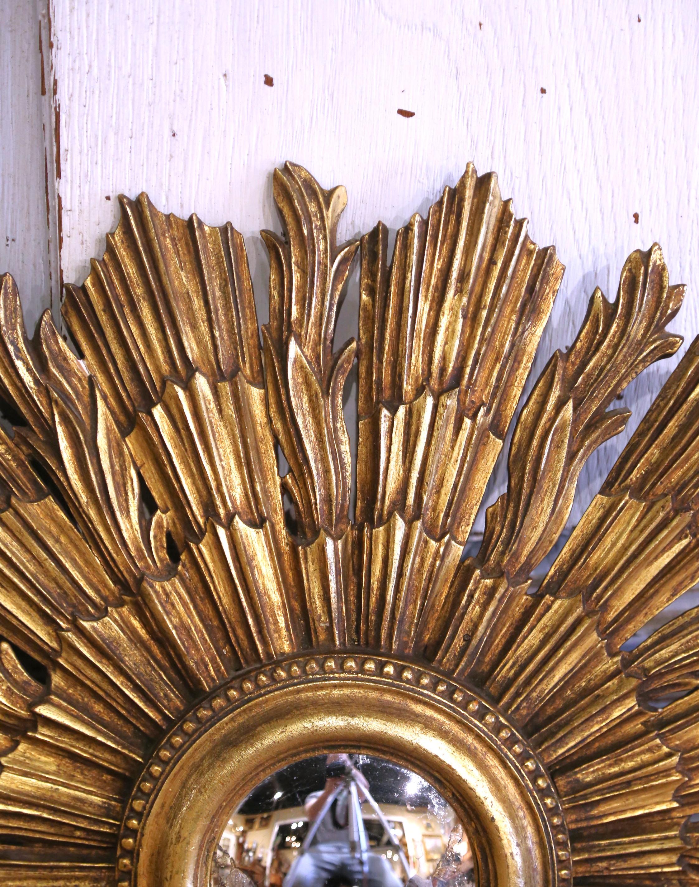 Sculpté à la main Paire de miroirs en bois doré avec verre convexe pour le milieu du siècle dernier en vente