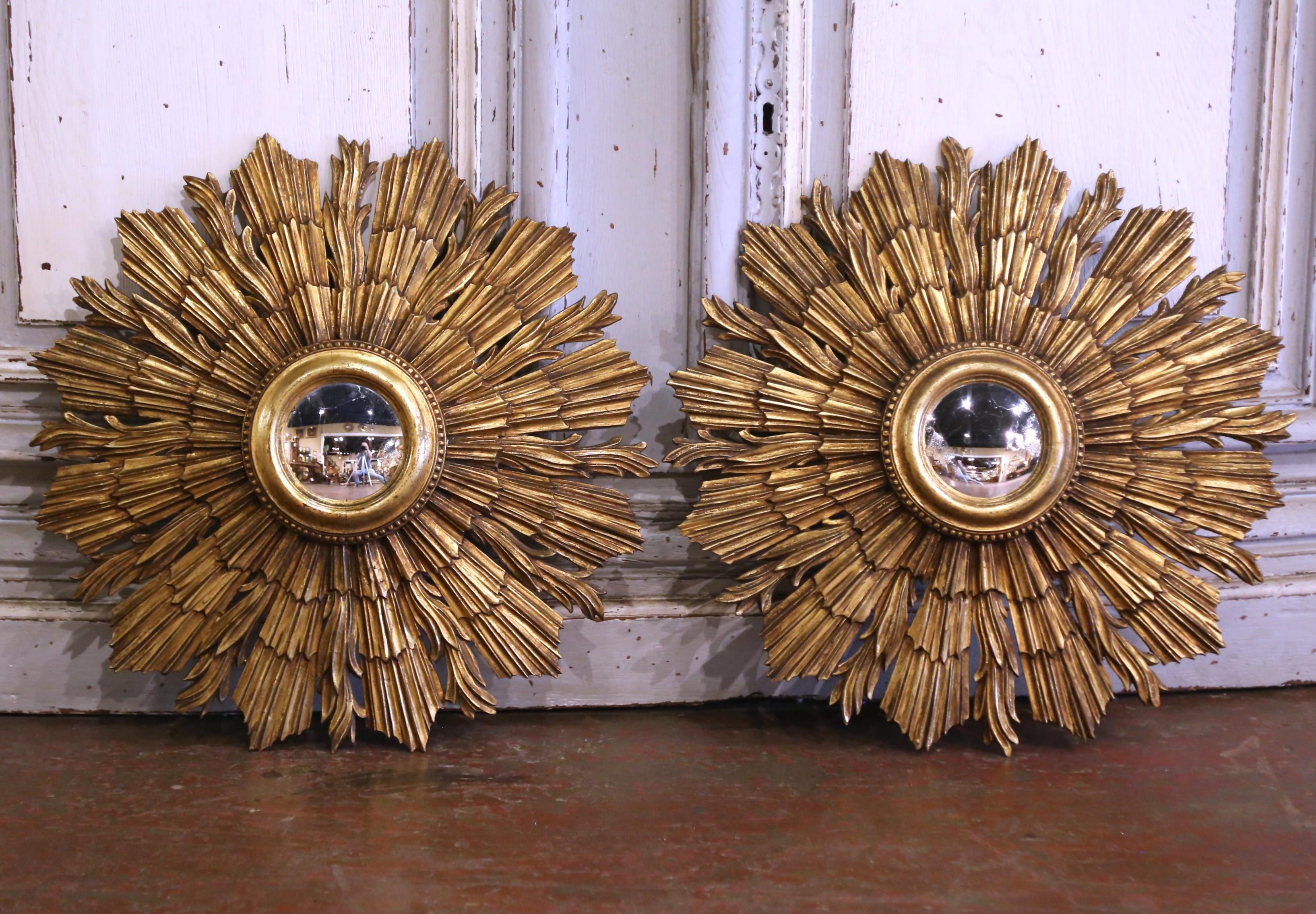 Paire de miroirs en bois doré avec verre convexe pour le milieu du siècle dernier Excellent état - En vente à Dallas, TX