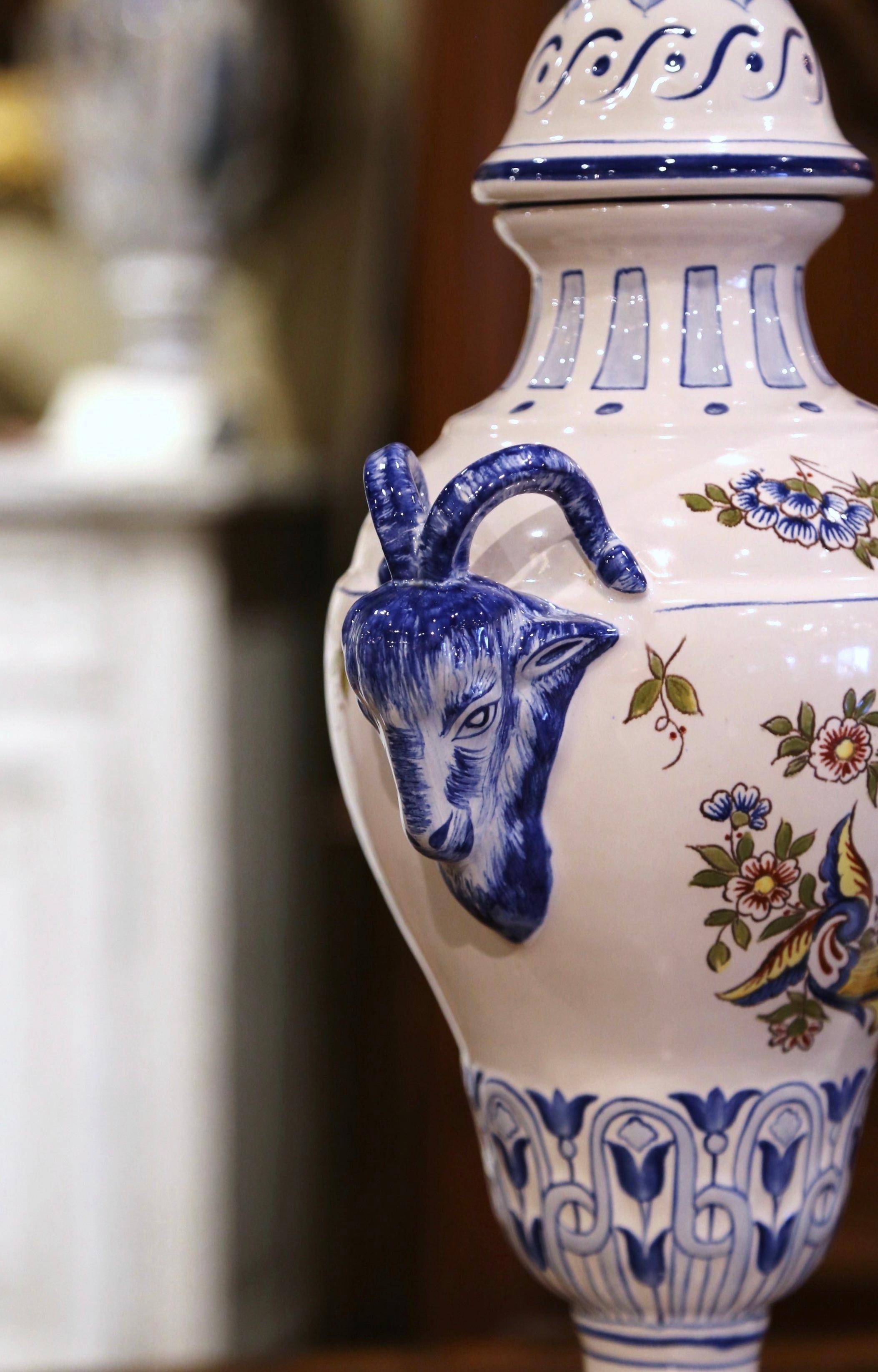 Coppia di urne francesi di metà secolo dipinte a mano in maiolica 