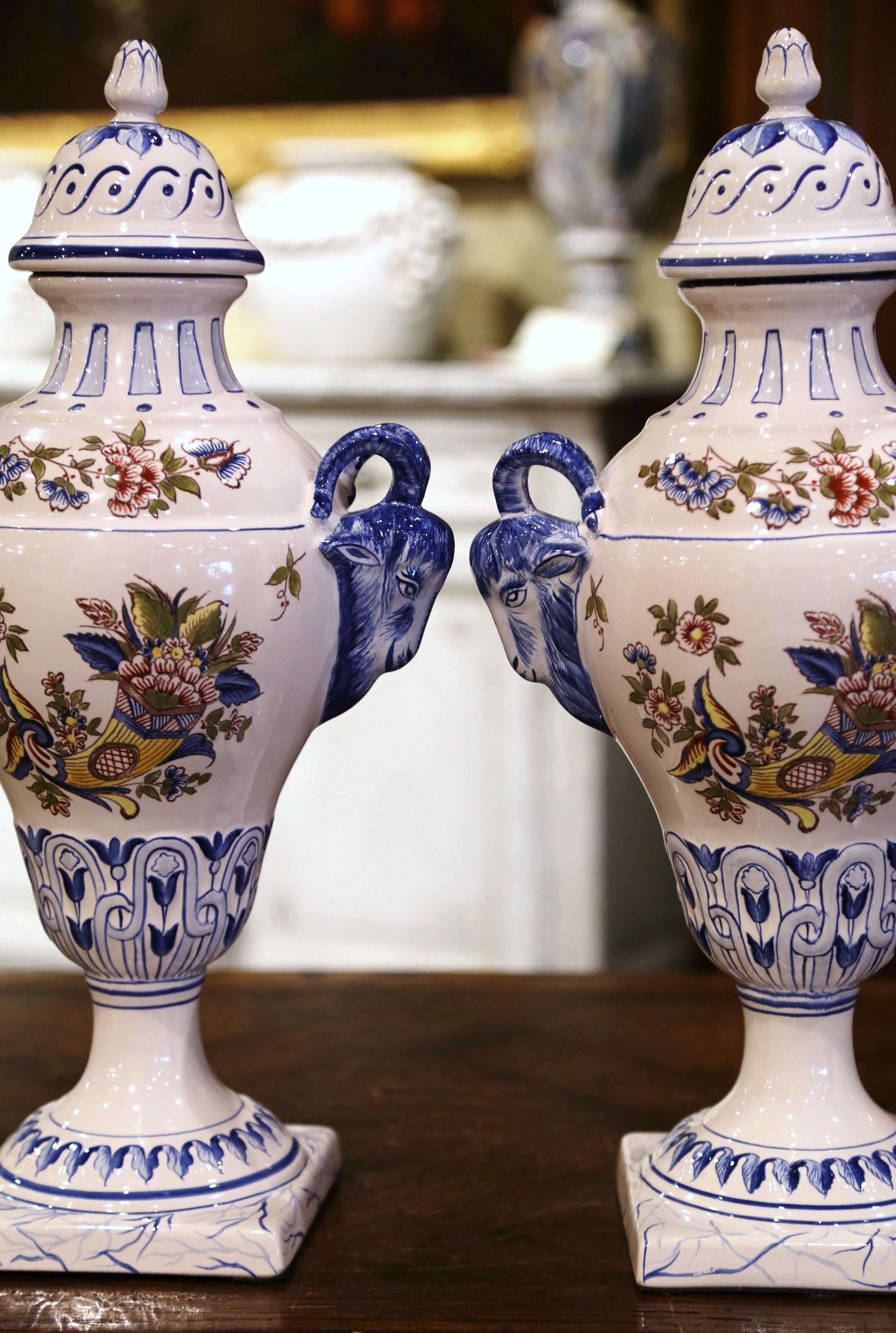 Coppia di urne francesi di metà secolo dipinte a mano in maiolica 