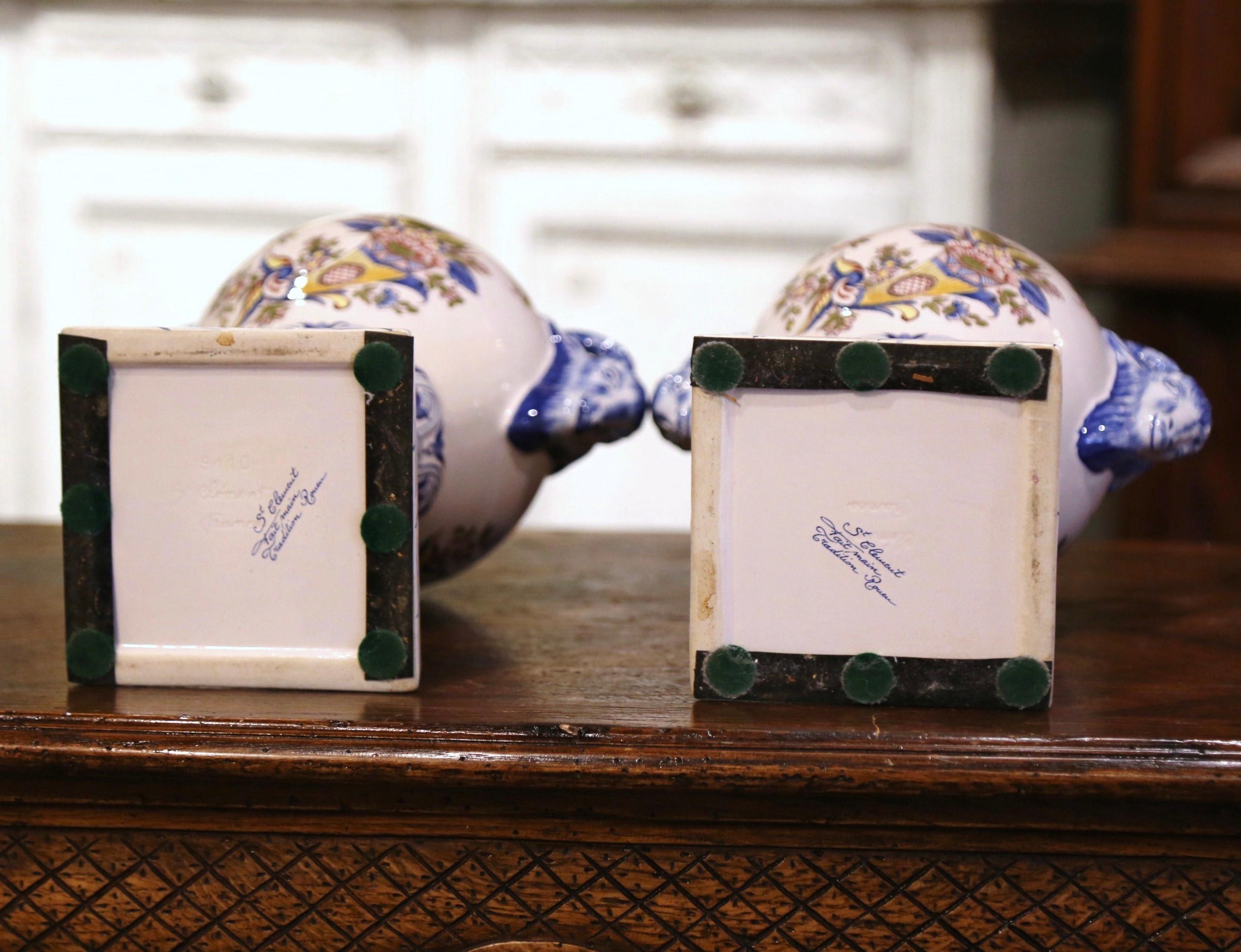 Coppia di urne francesi di metà secolo dipinte a mano in maiolica 