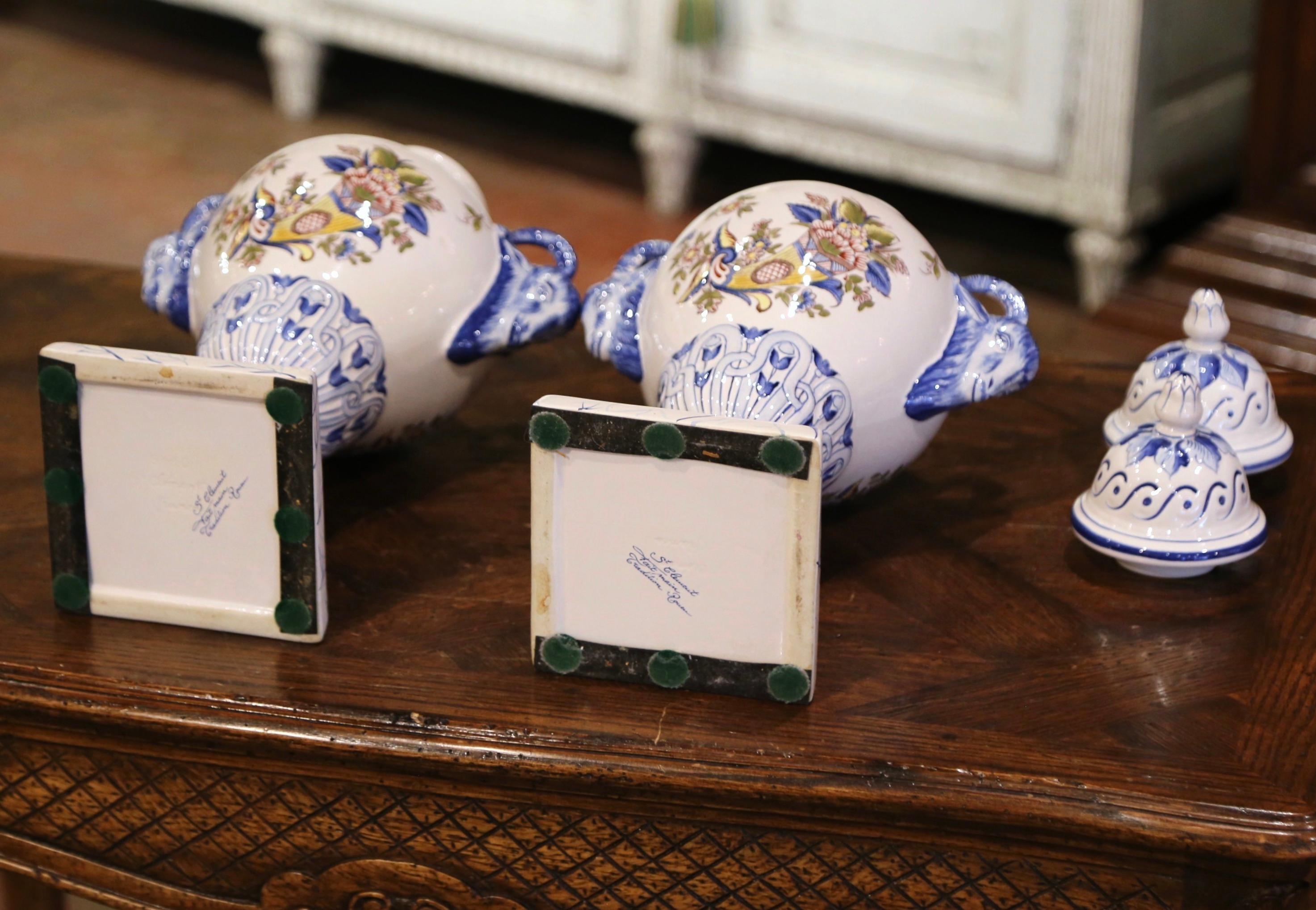 Coppia di urne francesi di metà secolo dipinte a mano in maiolica 