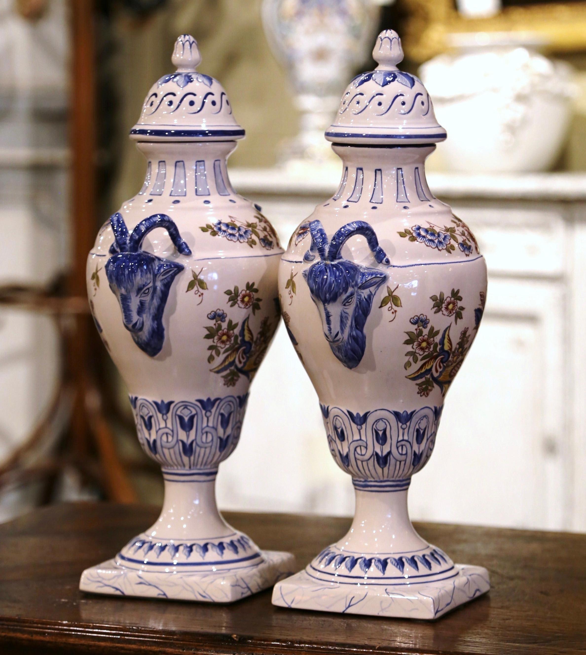 Francese Coppia di urne francesi di metà secolo dipinte a mano in maiolica 