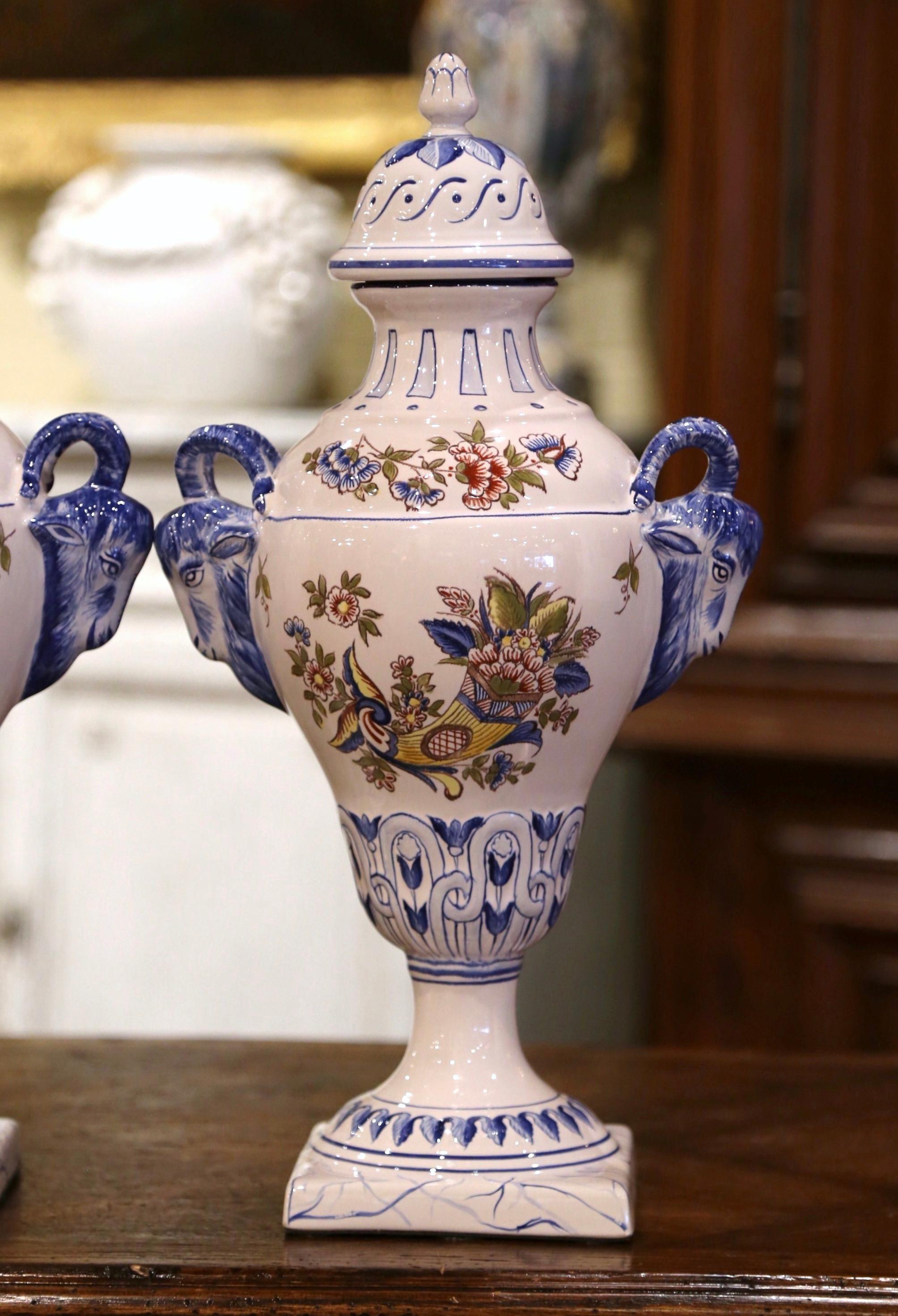 XX secolo Coppia di urne francesi di metà secolo dipinte a mano in maiolica 
