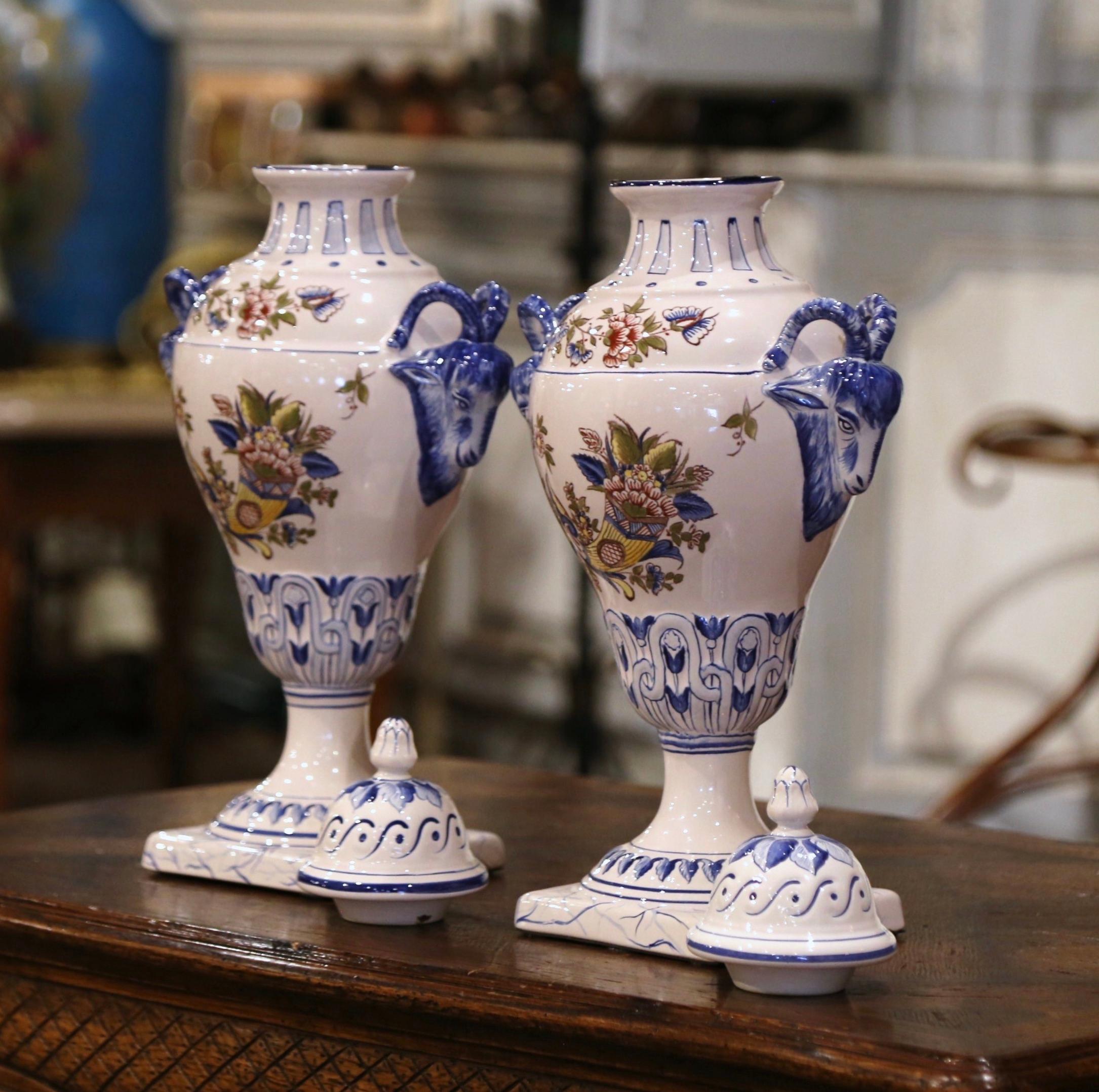 Coppia di urne francesi di metà secolo dipinte a mano in maiolica 