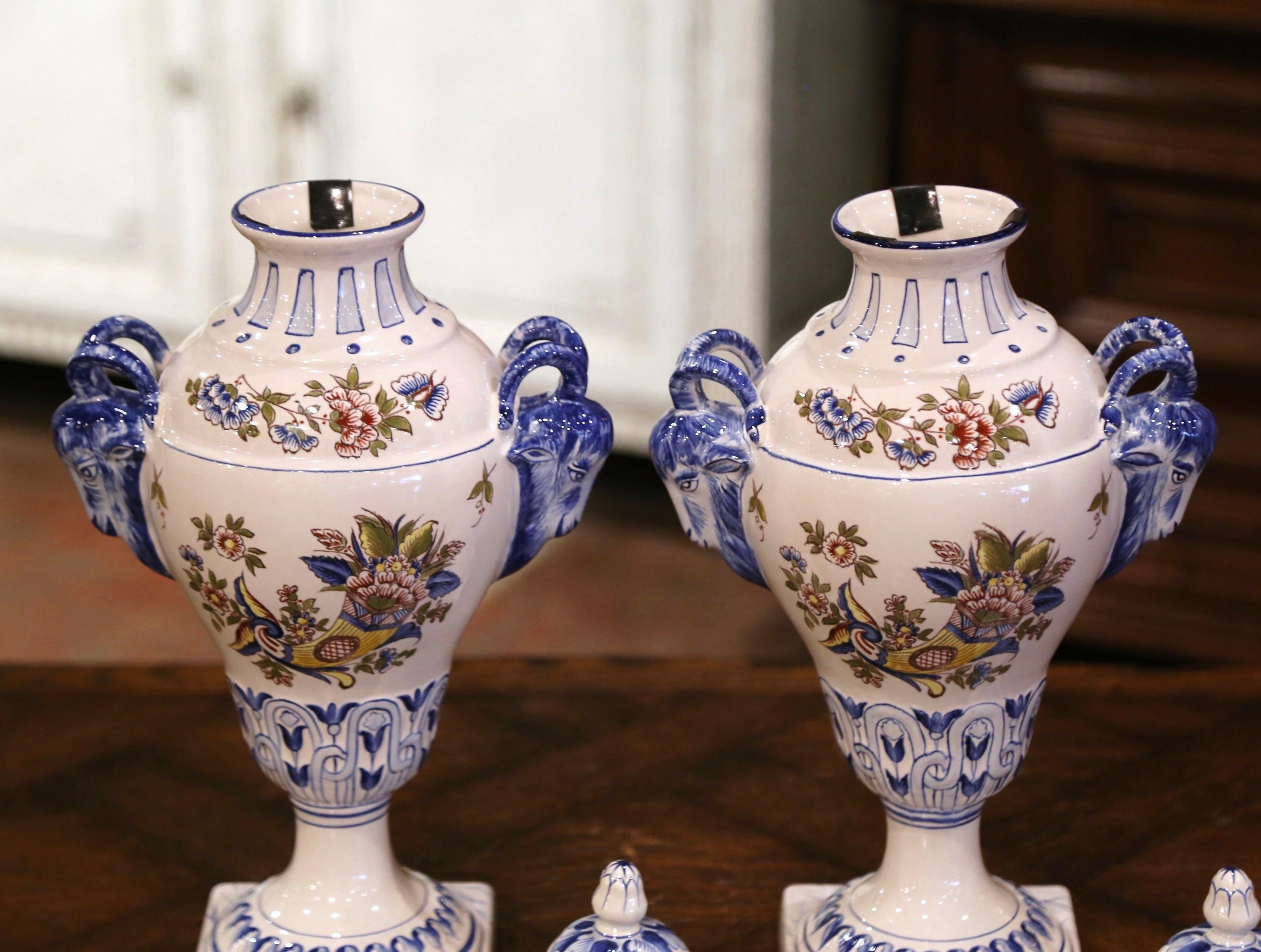 Coppia di urne francesi di metà secolo dipinte a mano in maiolica 
