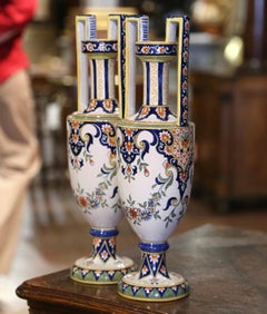 Paar französische handbemalte Fayencevasen aus der Mitte des Jahrhunderts, signiert HB Quimper, signiert