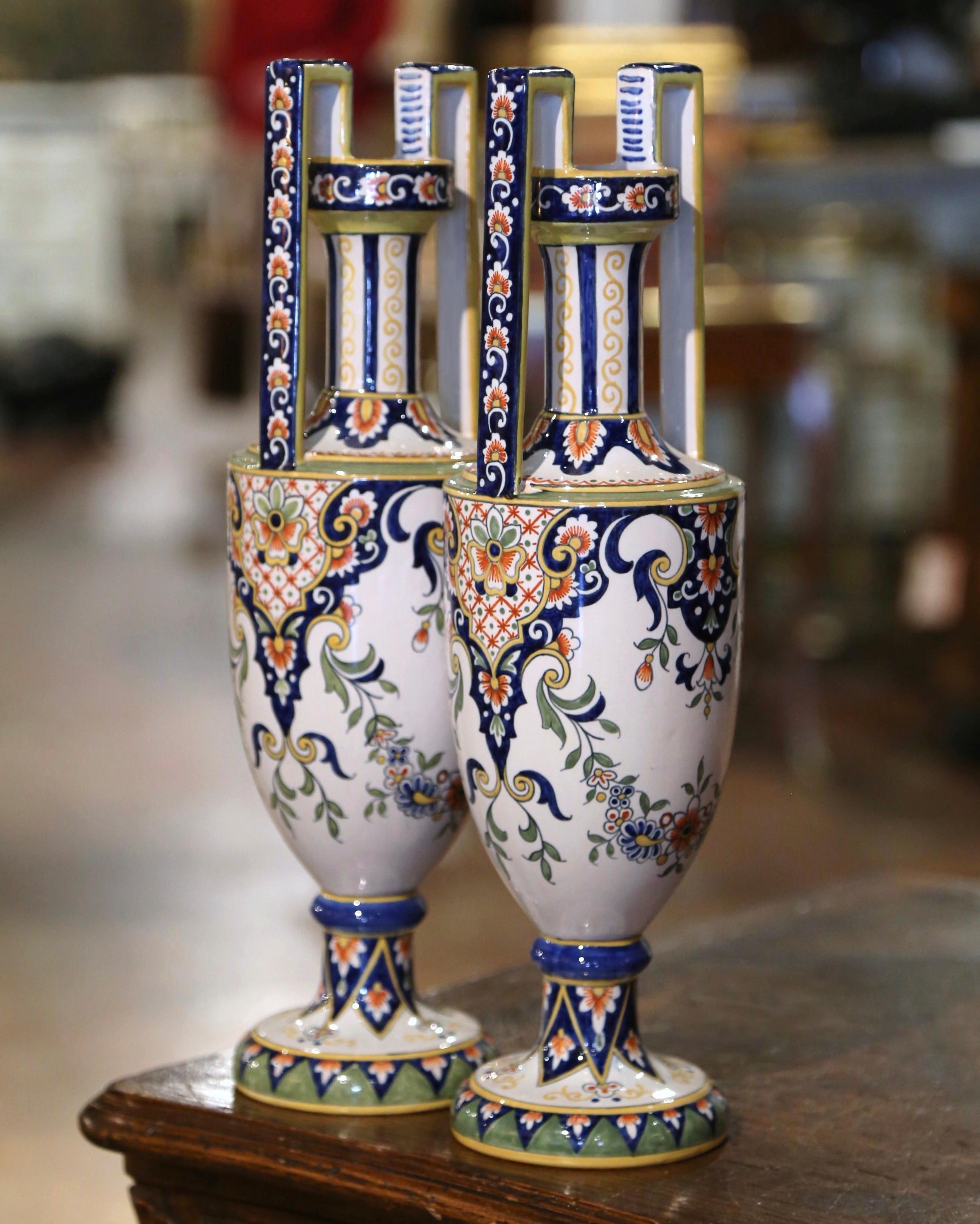 Français Paire de vases en faïence peints à la main du milieu du siècle dernier, signés HB Quimper en vente