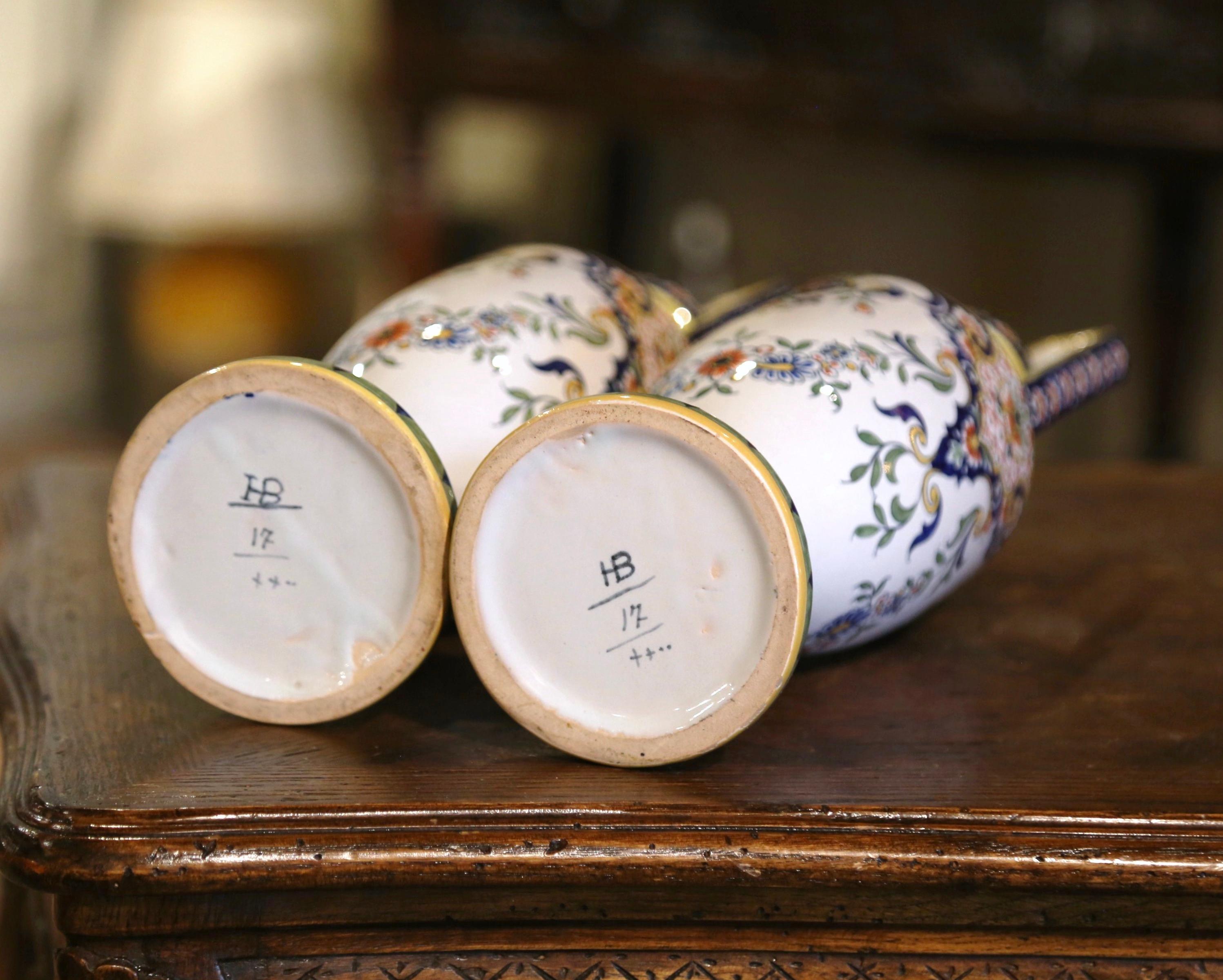 Fait main Paire de vases en faïence peints à la main du milieu du siècle dernier, signés HB Quimper en vente