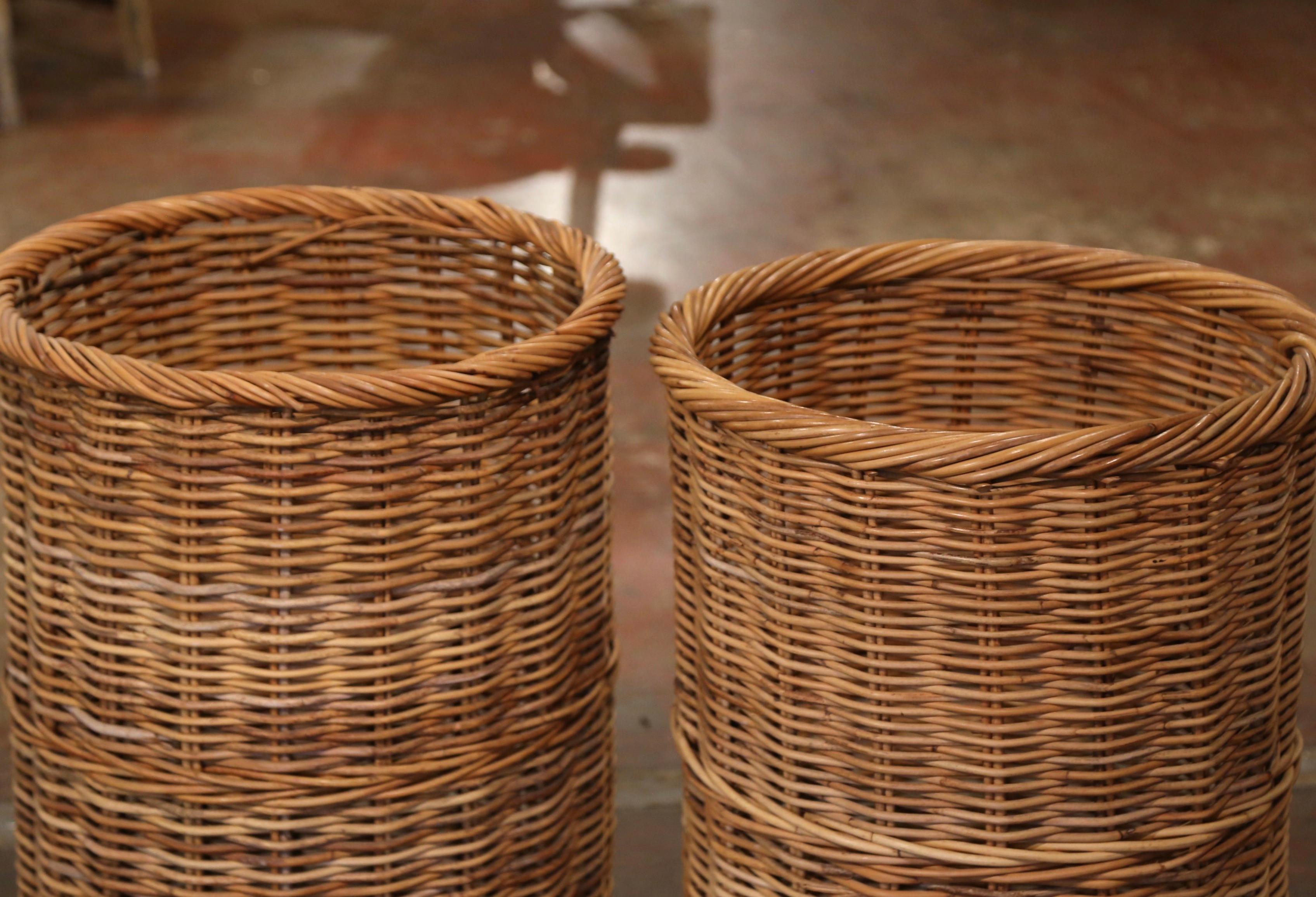 20th Century Pair of Mid-Century French Handwoven Wicker Baskets with Lids