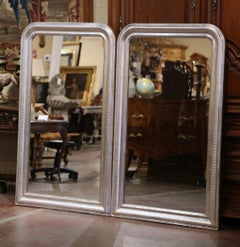 Paire de miroirs muraux Louis Philippe français du milieu du siècle sculptés en feuilles d'argent