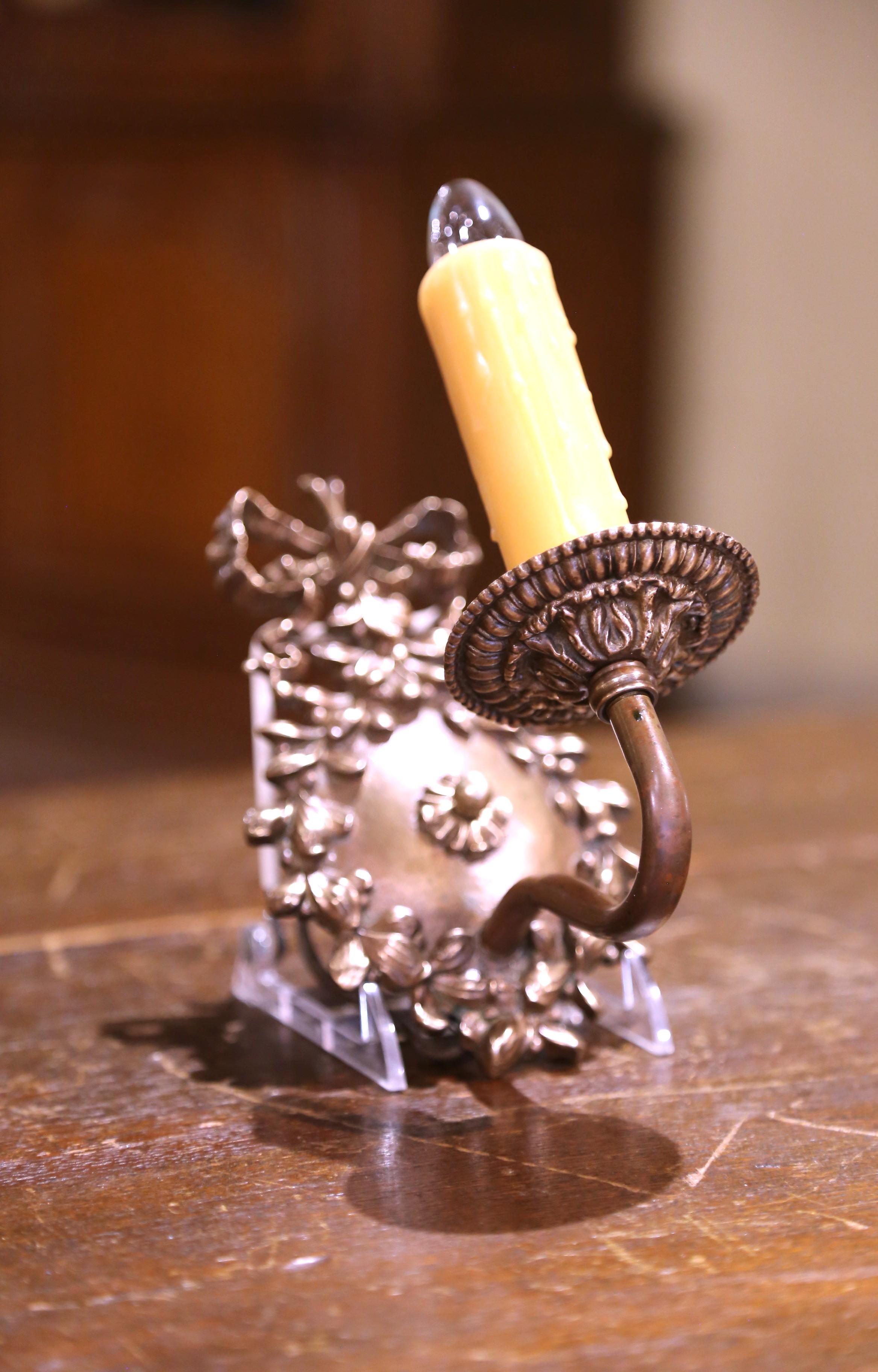 Fatto a mano Coppia di lampade da parete a una luce in bronzo Luigi XV francese della metà del secolo scorso in vendita