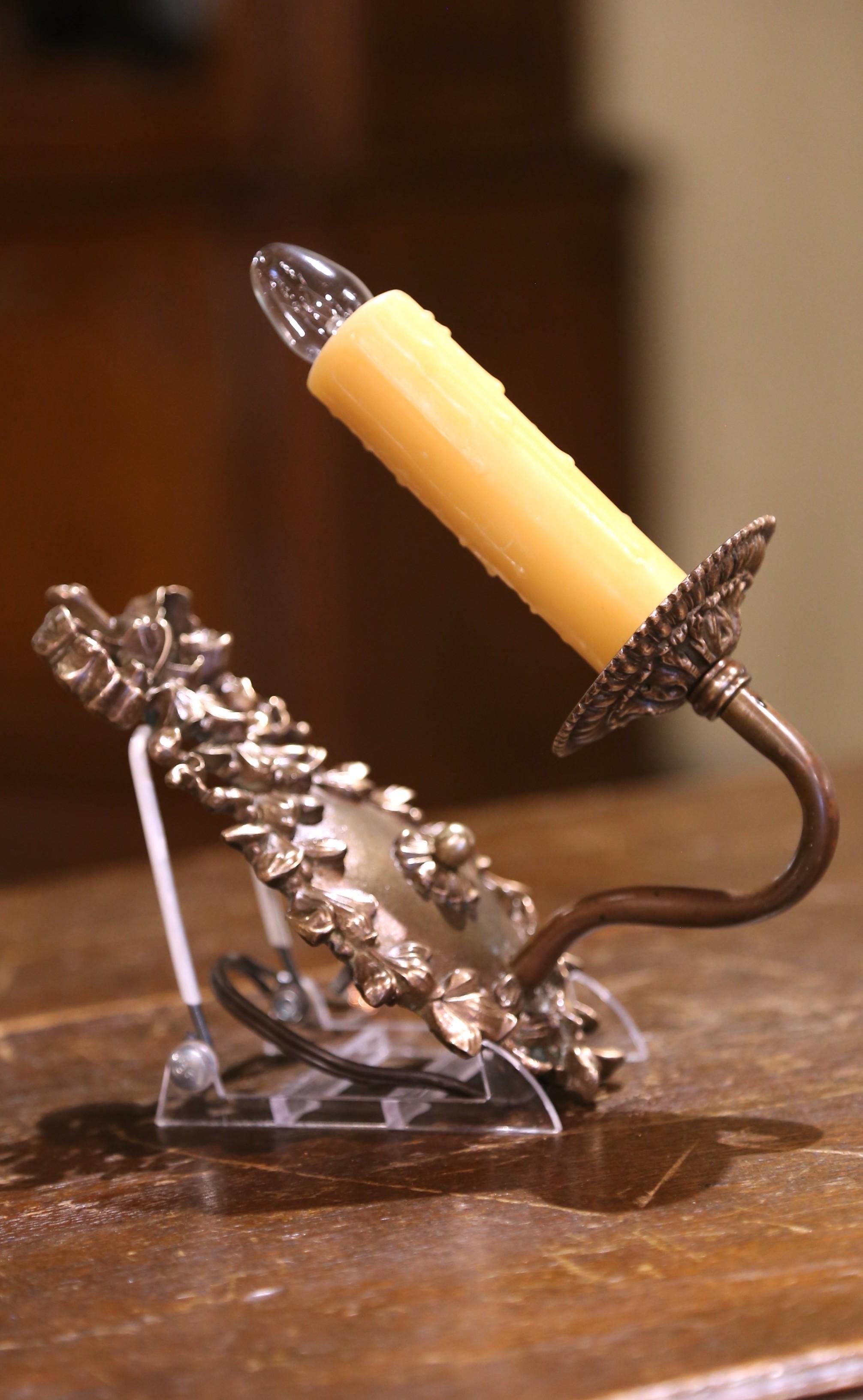 XX secolo Coppia di lampade da parete a una luce in bronzo Luigi XV francese della metà del secolo scorso in vendita