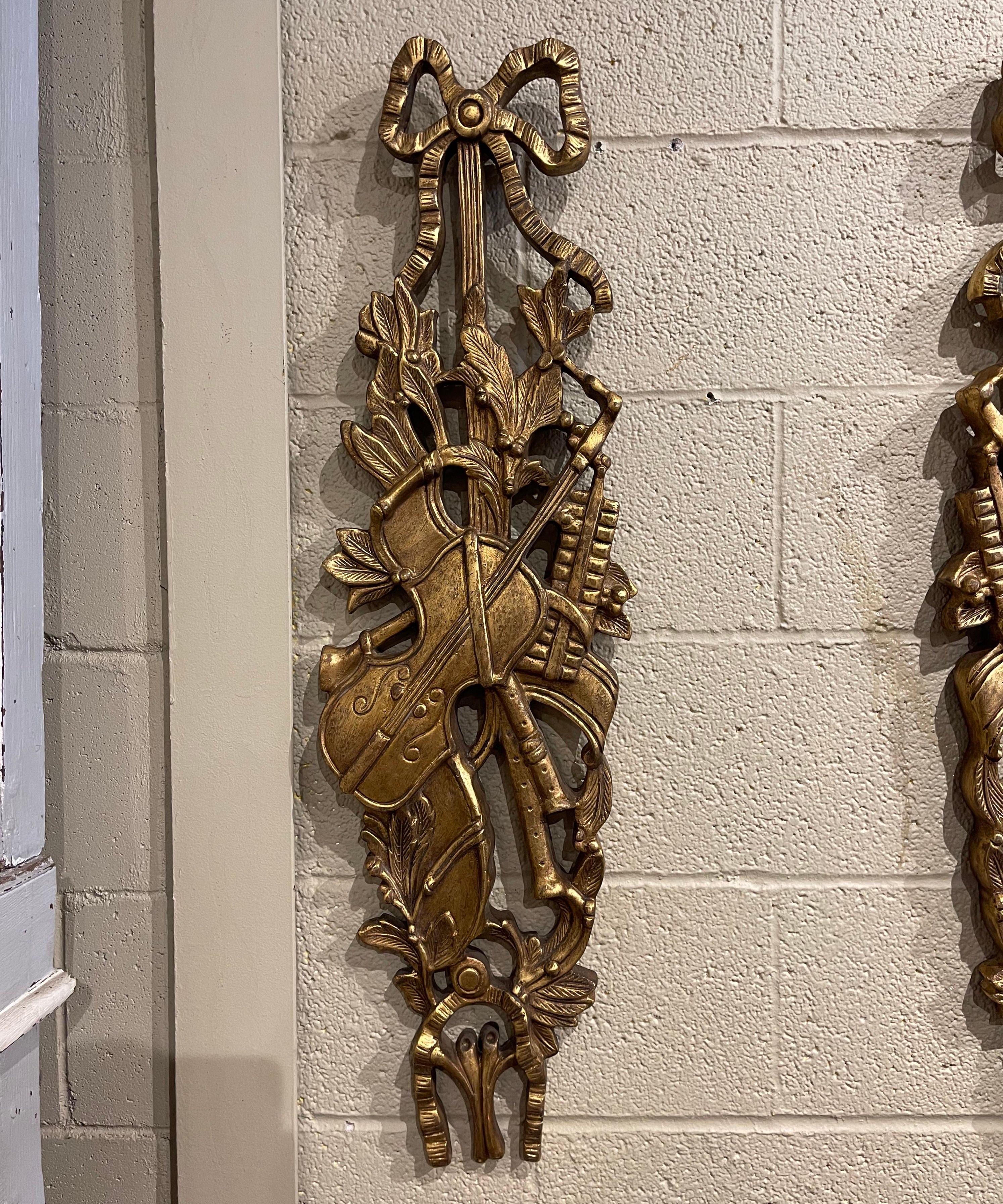Pair of Mid-Century French Louis XVI Carved Gilt Music Instruments Wall Trophies In Excellent Condition For Sale In Dallas, TX