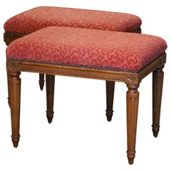 Paar französische Louis-XVI-Hocker aus Nussbaumholz mit roter Polsterung, Mitte des Jahrhunderts
