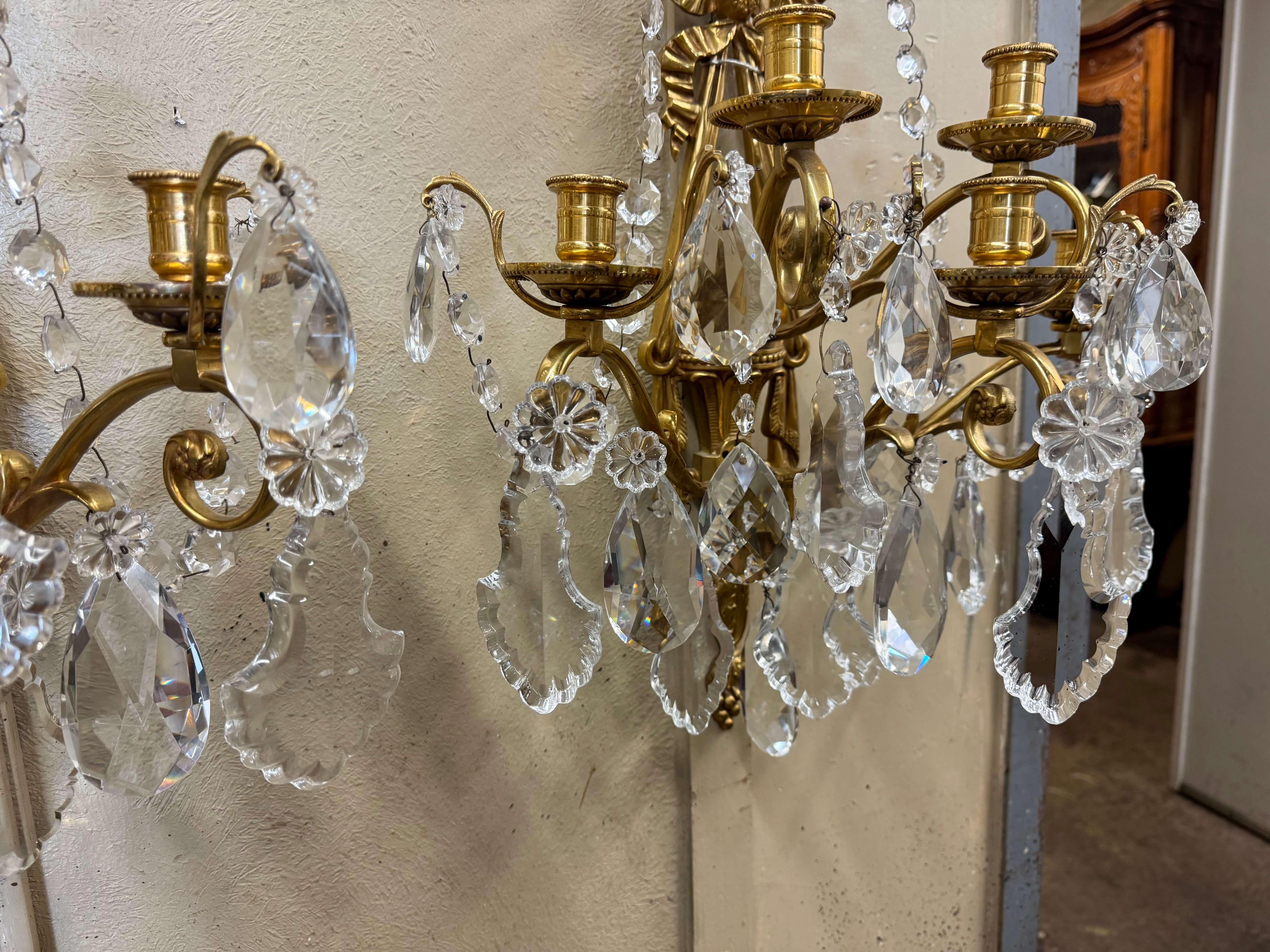 Paire d'appliques à cinq lumières en cristal et bronze Dore de style Louis XVI du milieu du siècle dernier en vente 3
