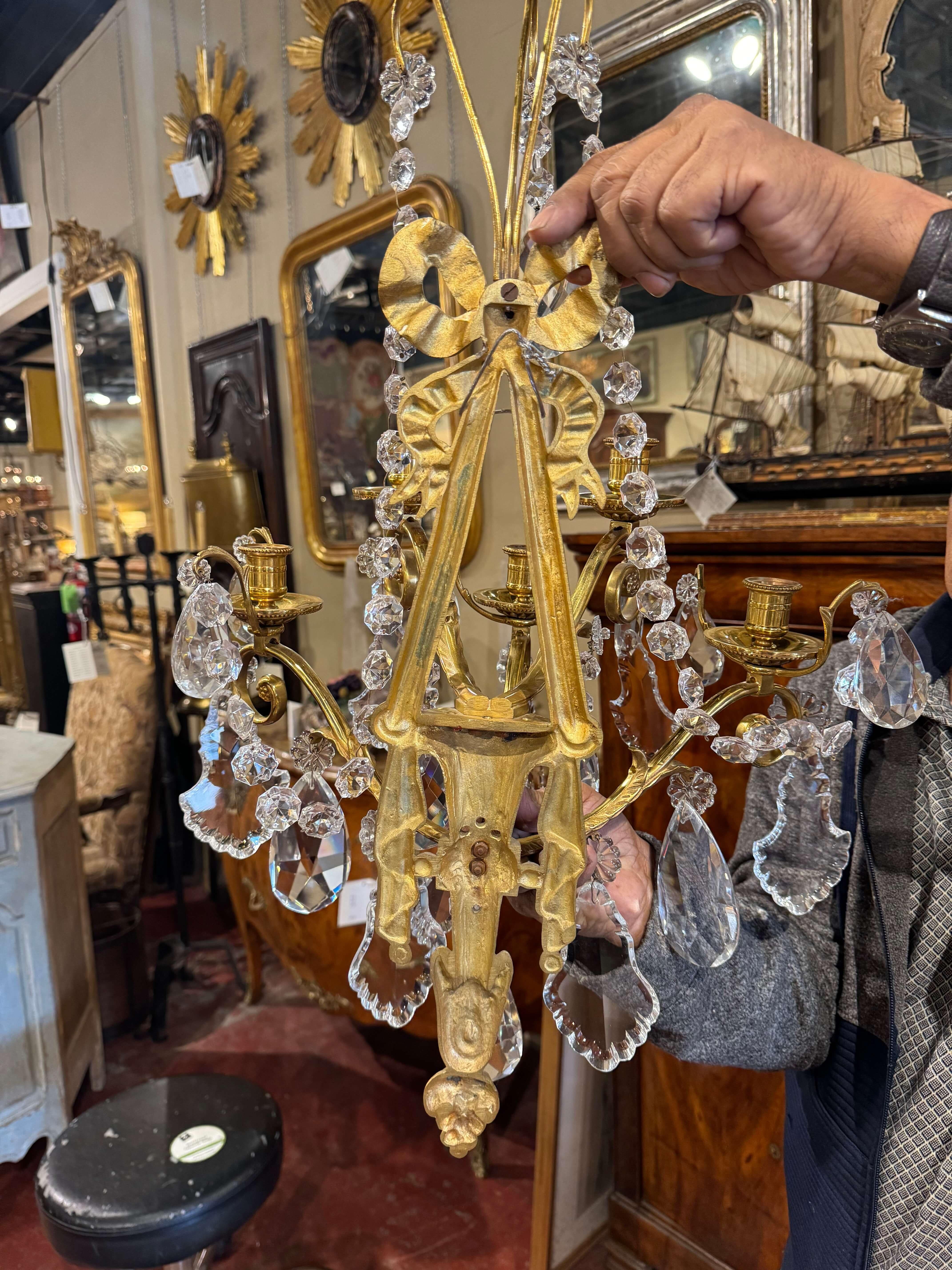 Paire d'appliques à cinq lumières en cristal et bronze Dore de style Louis XVI du milieu du siècle dernier en vente 4