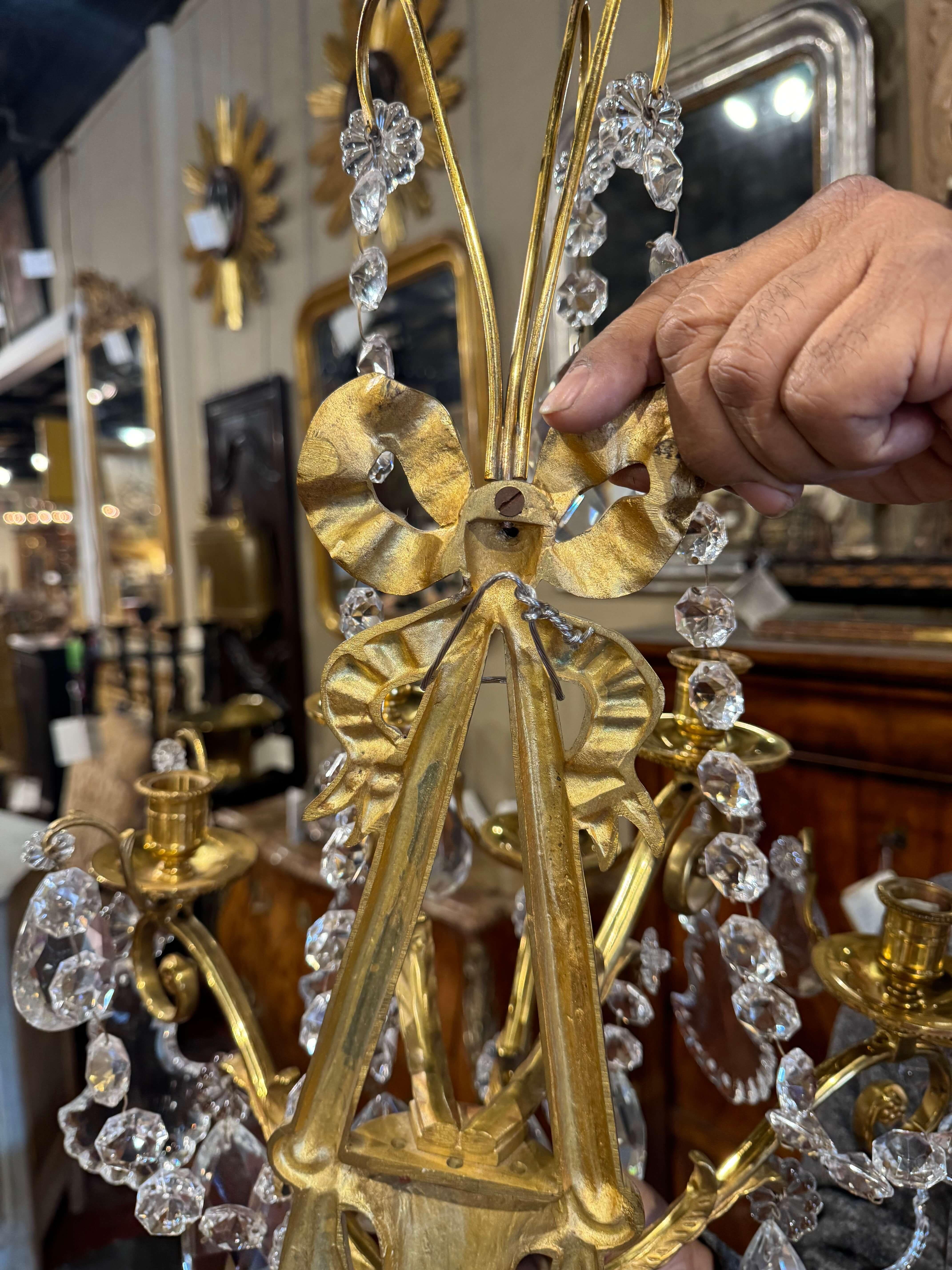 Paire d'appliques à cinq lumières en cristal et bronze Dore de style Louis XVI du milieu du siècle dernier en vente 5