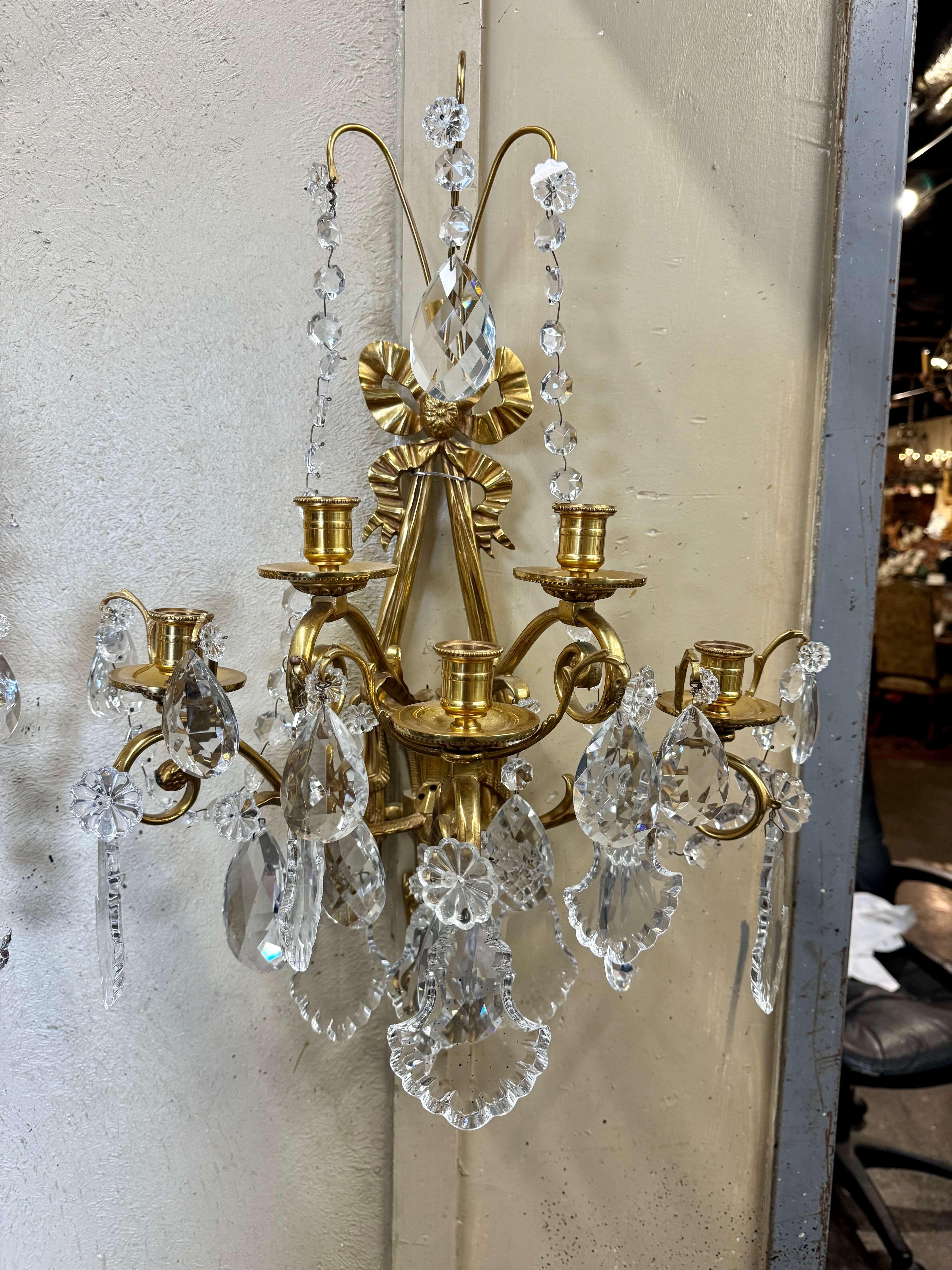 Doré Paire d'appliques à cinq lumières en cristal et bronze Dore de style Louis XVI du milieu du siècle dernier en vente