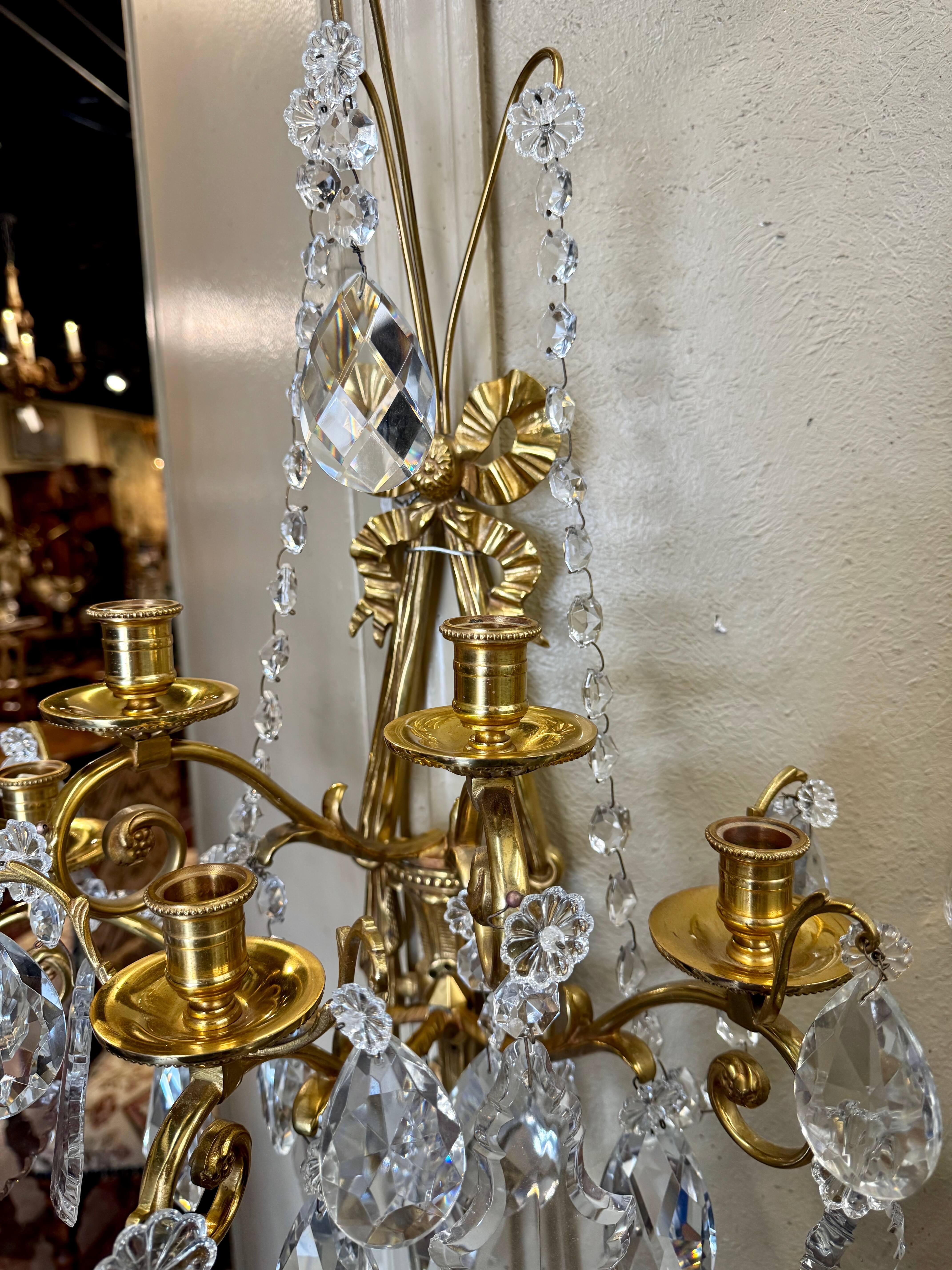 Paire d'appliques à cinq lumières en cristal et bronze Dore de style Louis XVI du milieu du siècle dernier Excellent état - En vente à Dallas, TX